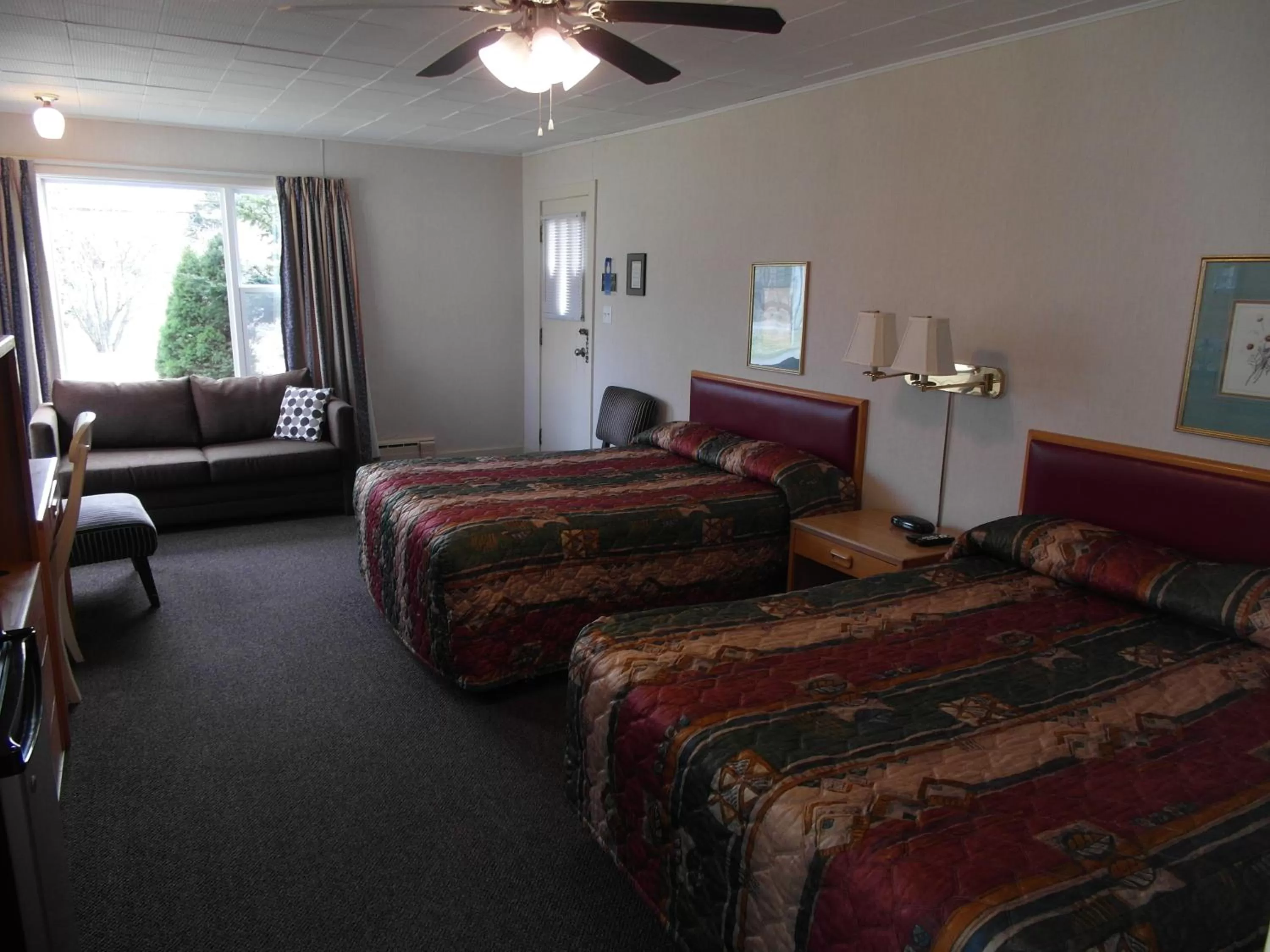 Bed in The Lionstone Inn Motel and Cottages