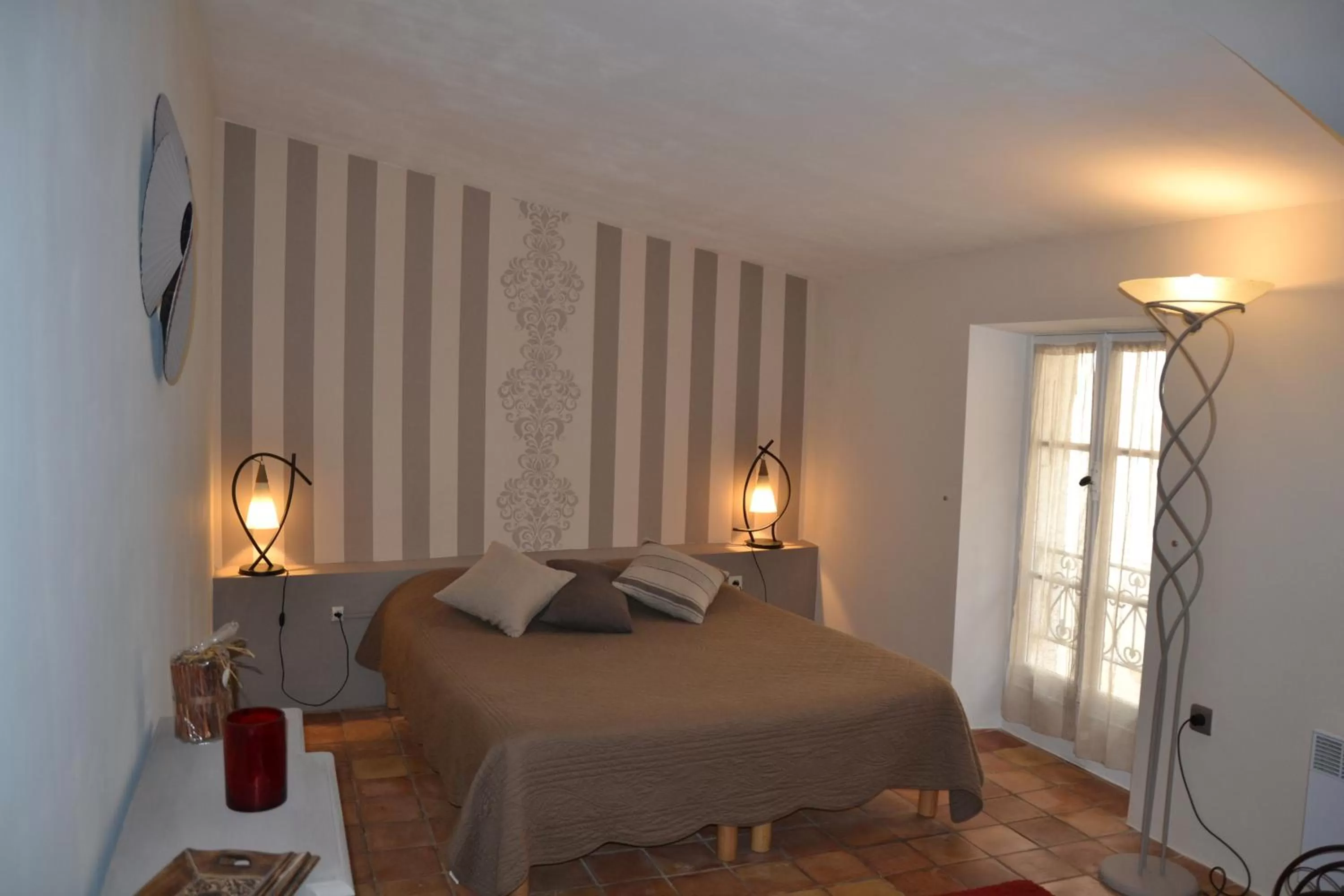 Bedroom, Bed in Maison Saint Louis avec Jacuzzi