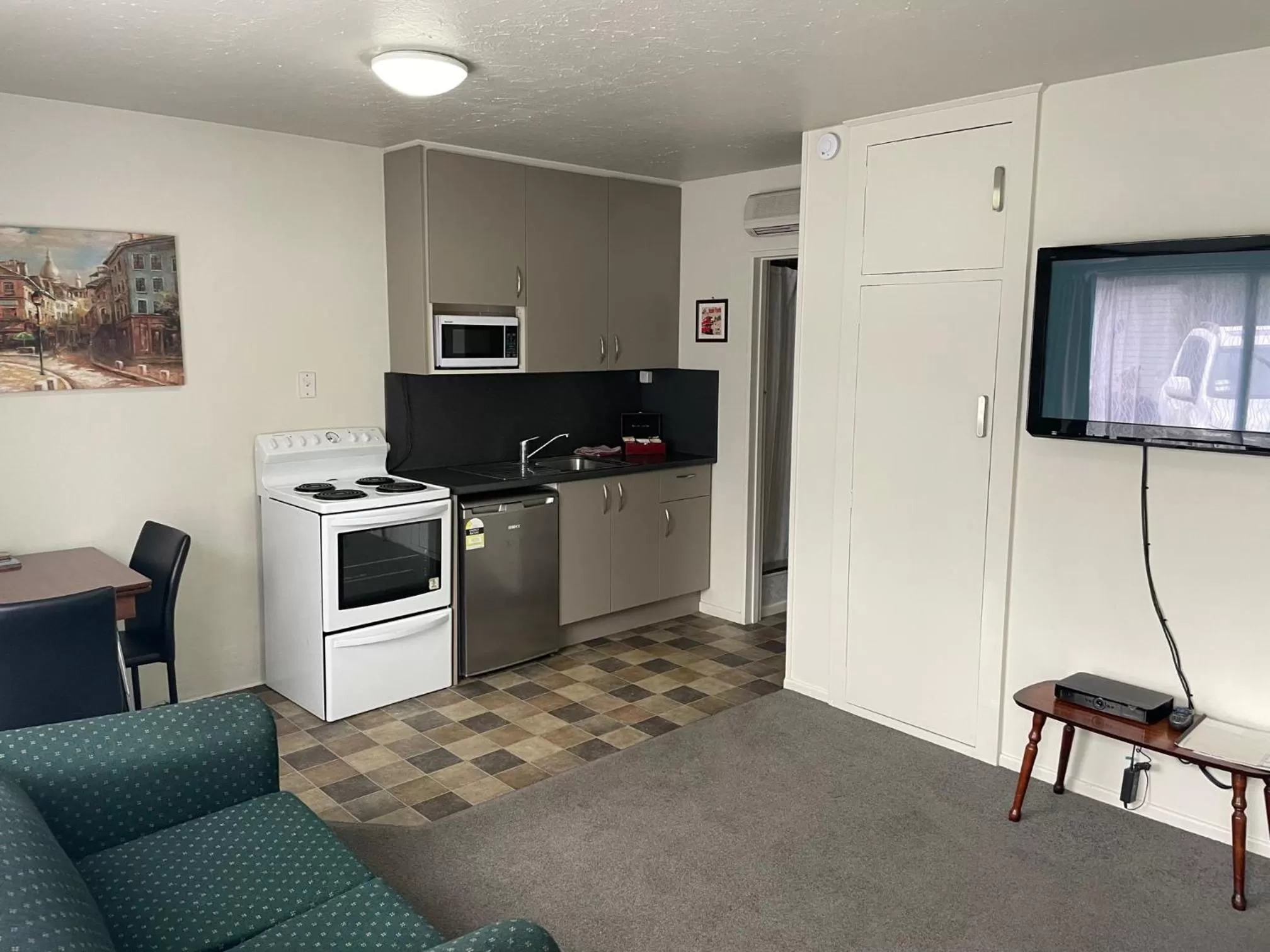 TV and multimedia in Cranford Cottages and Motel