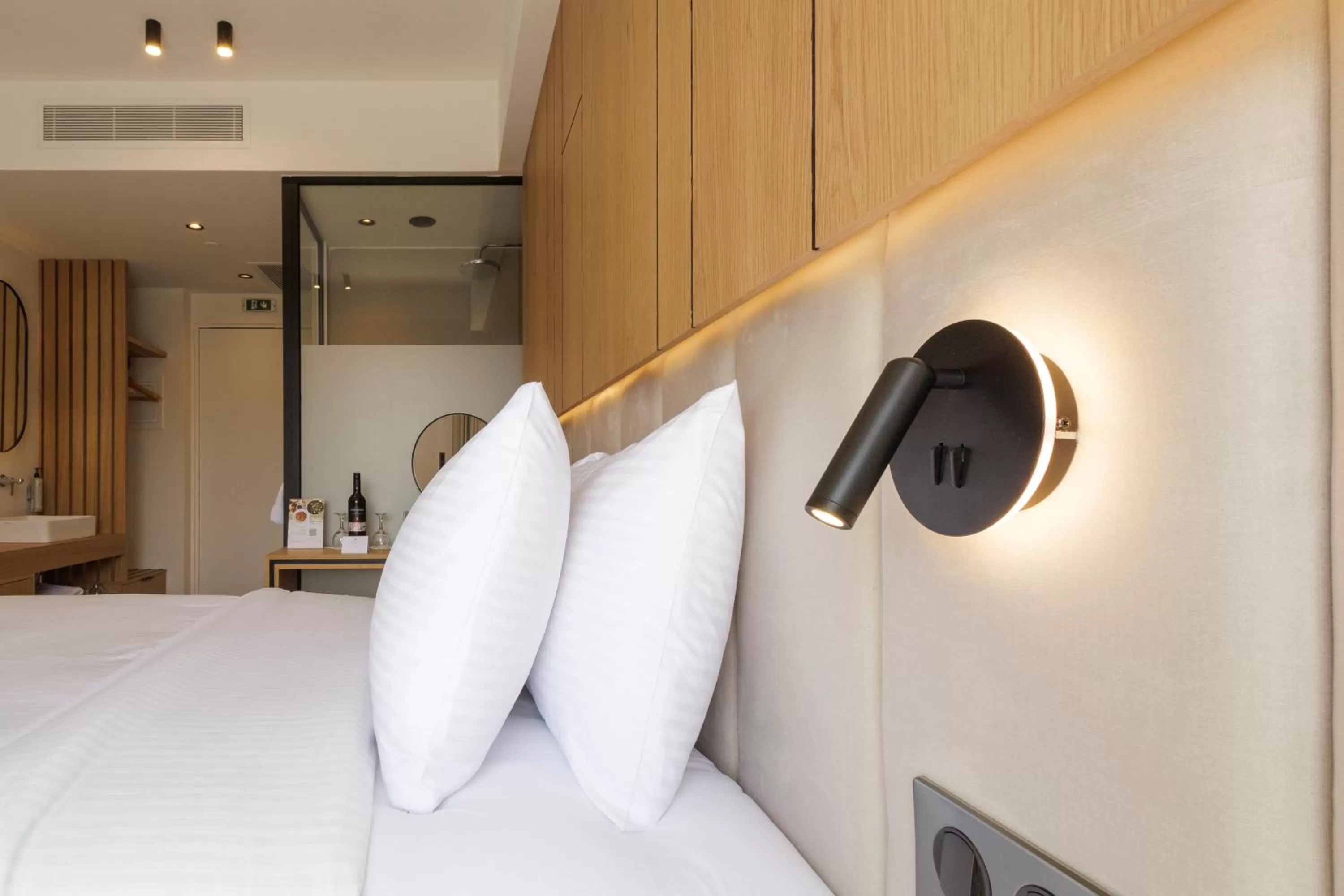 Bed, Seating Area in LUX&EASY Signature Syngrou 234