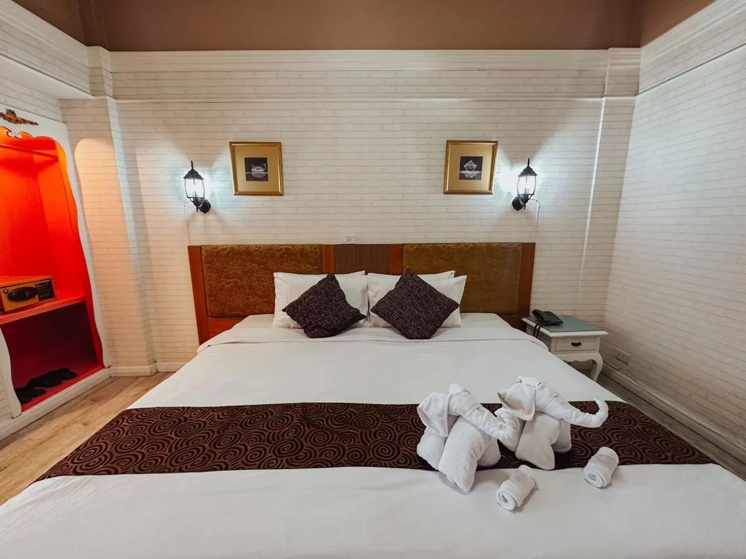 Bed in Hotel De Khuvieng