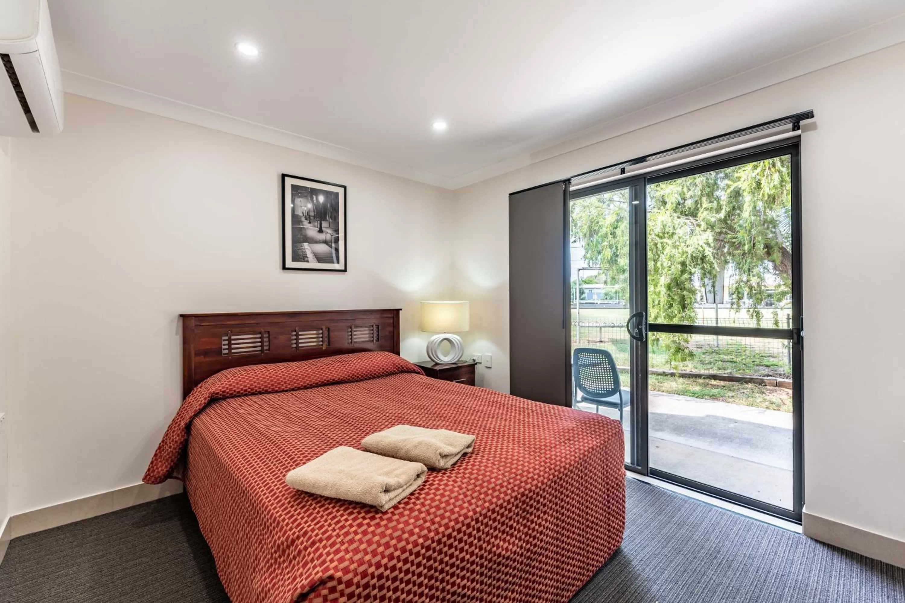 Bed in Emerald Gardens Motel & Apartments