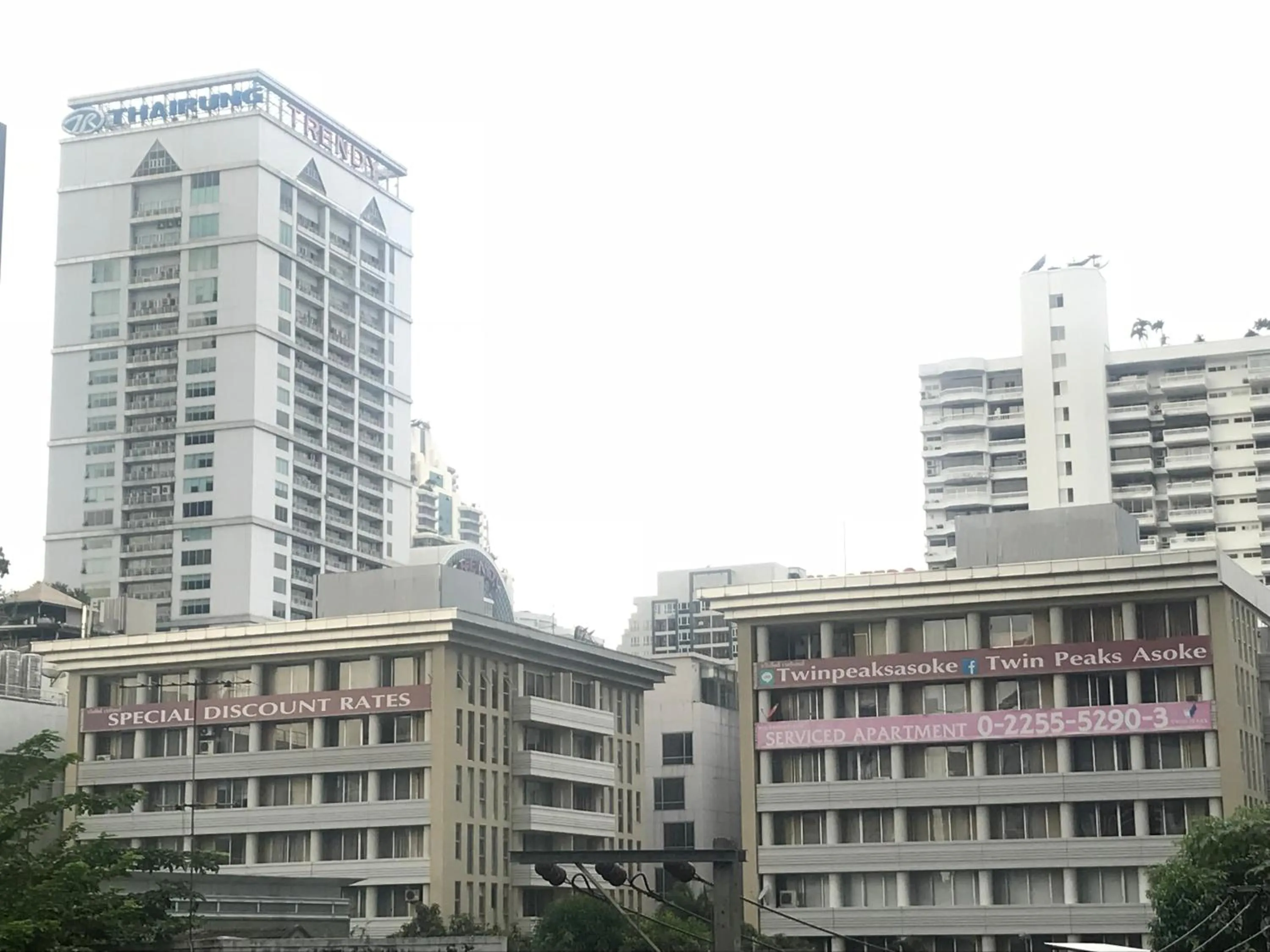 Twin Peaks Sukhumvit Suites