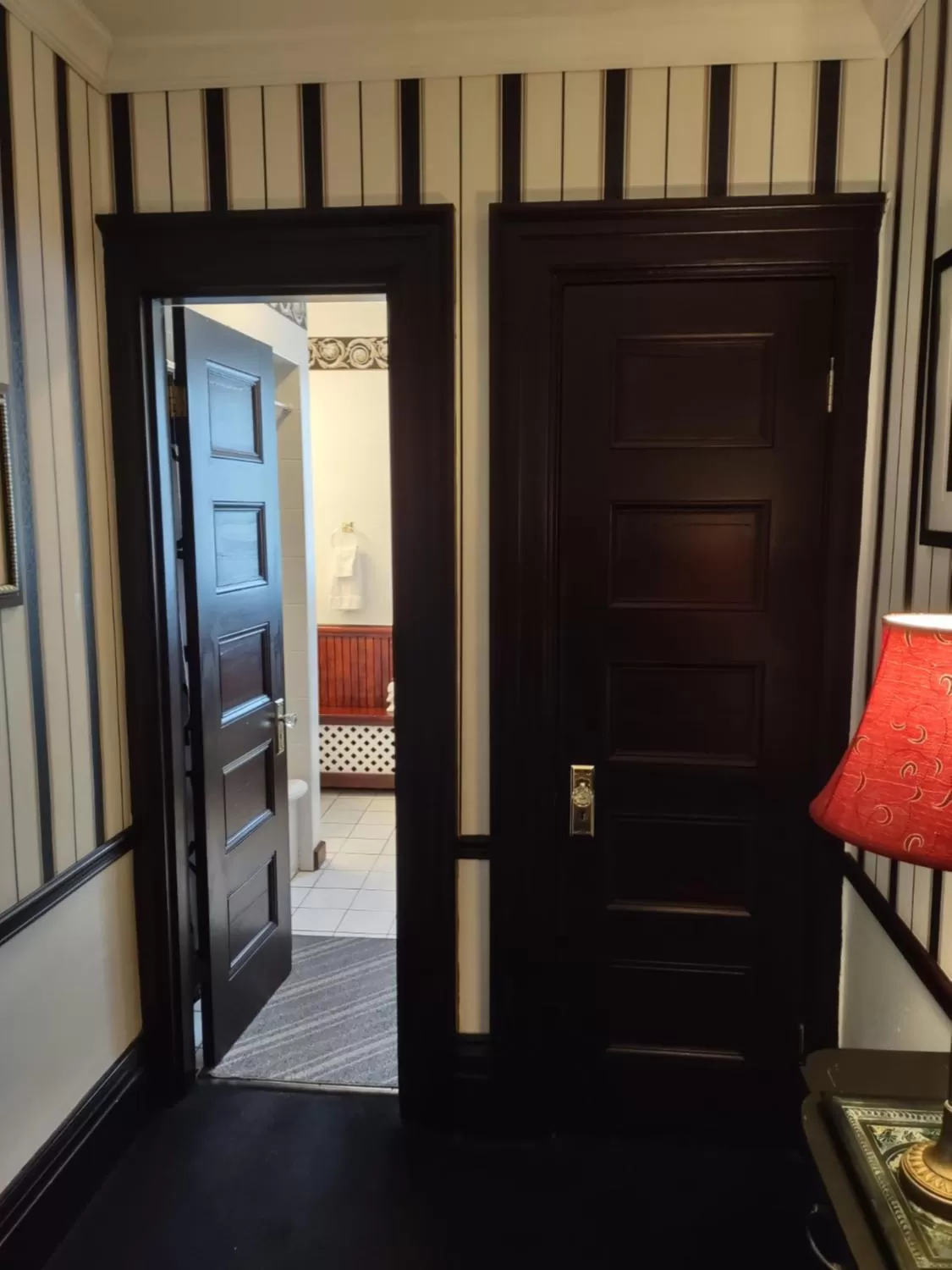 wardrobe, Bed in The King George Inn