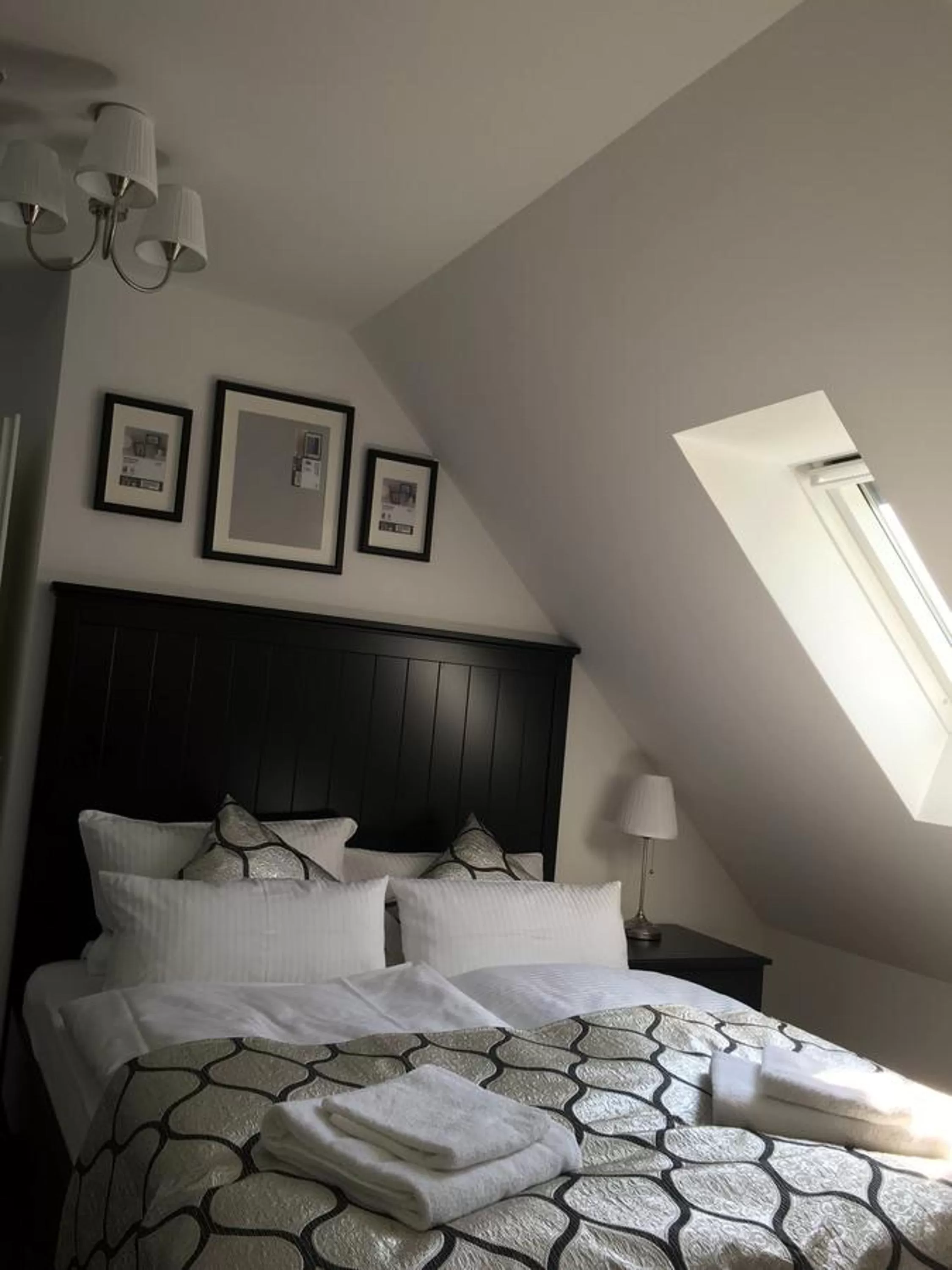 Property building, Bed in Merkel Villa Apartamente