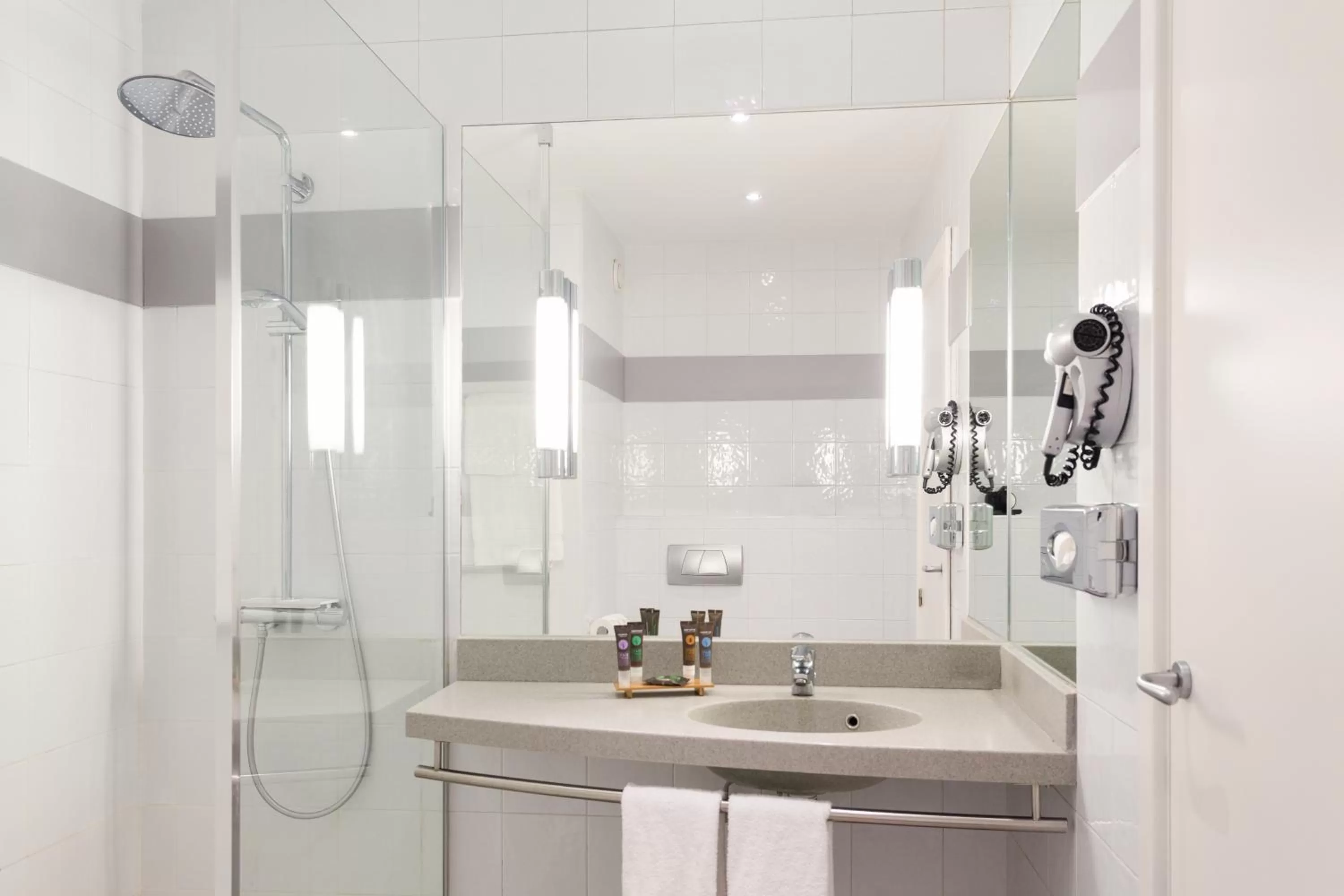 Bathroom in Novotel Sevilla