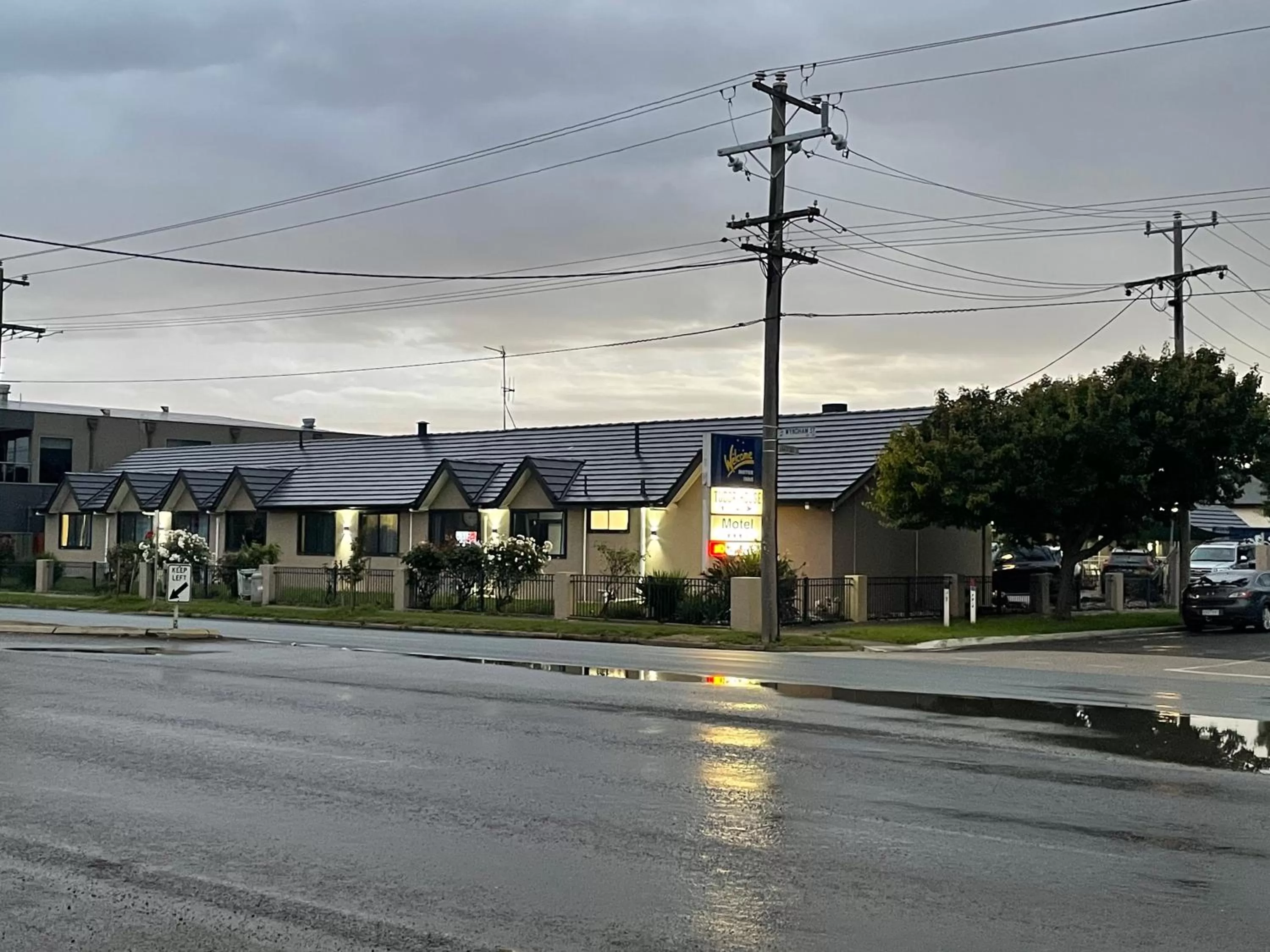 Property building in SHEPPARTON MOTOR INN Tudor House Motel