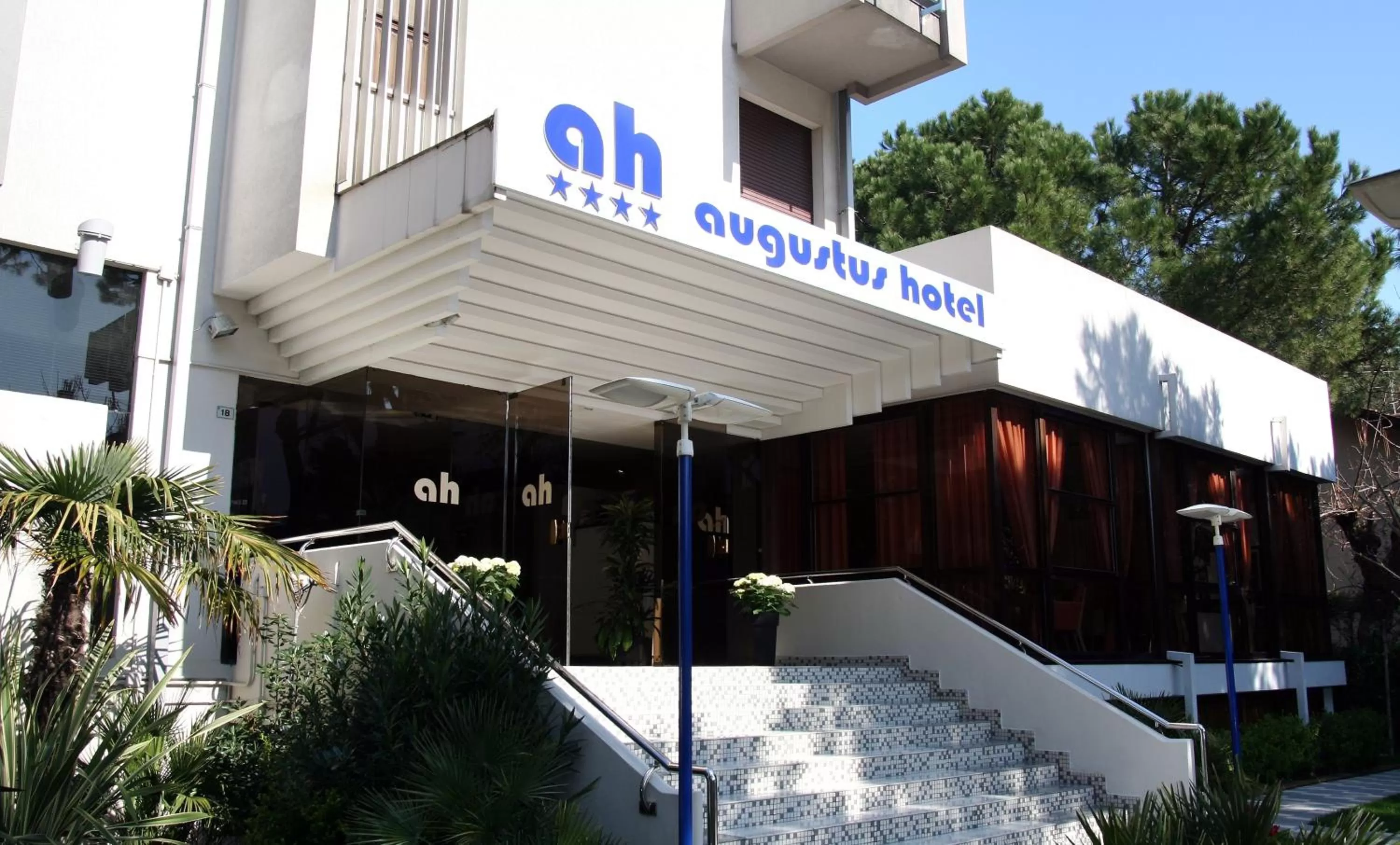 Facade/entrance in Hotel Augustus