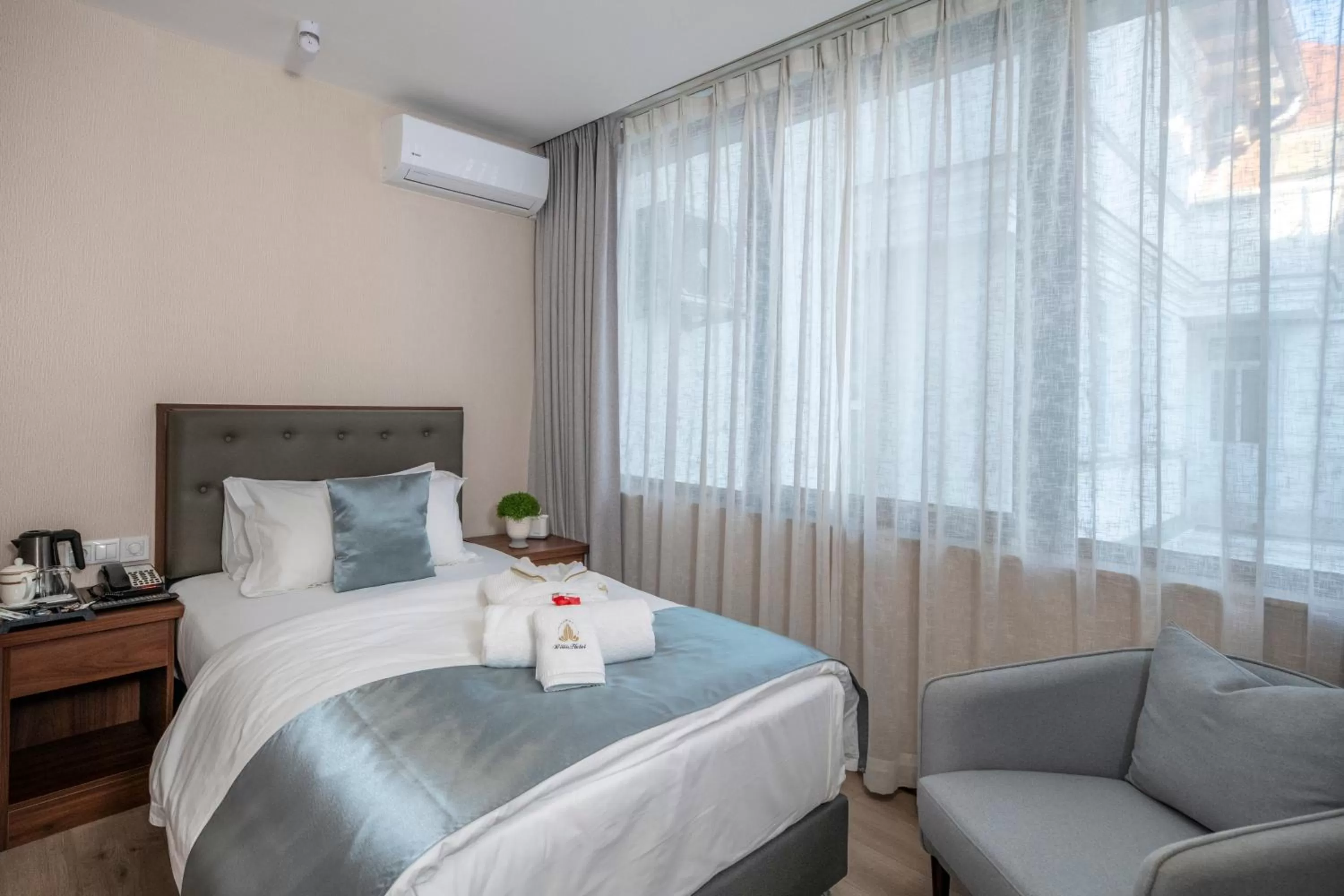 TV and multimedia, Bed in Willis Hotel Business & Wellness