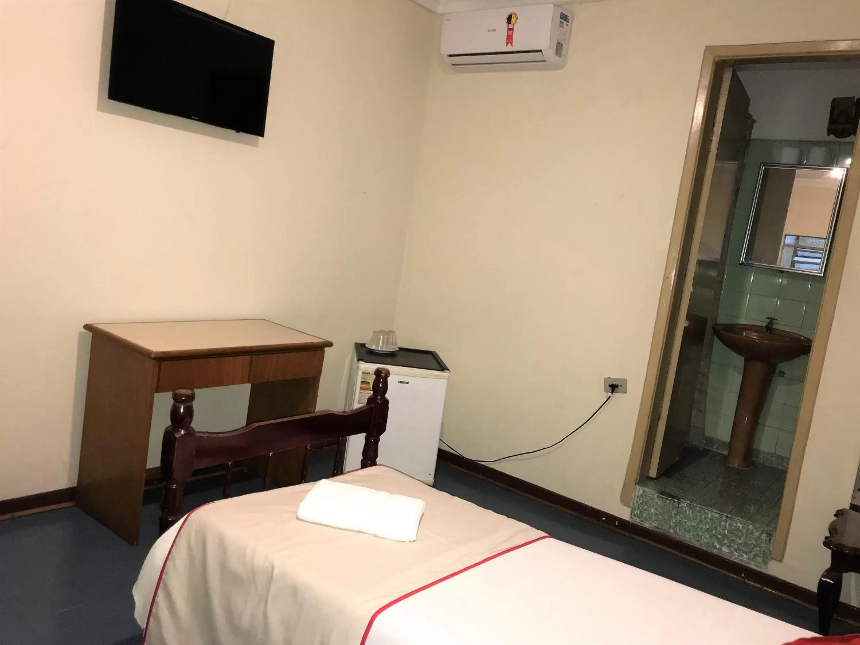 Bedroom, Bed in Hotel São Jorge São Paulo - Próximo a 25 de março, região do Brás, fácil acesso ao Expo Center Norte e Mercado Municipal SP