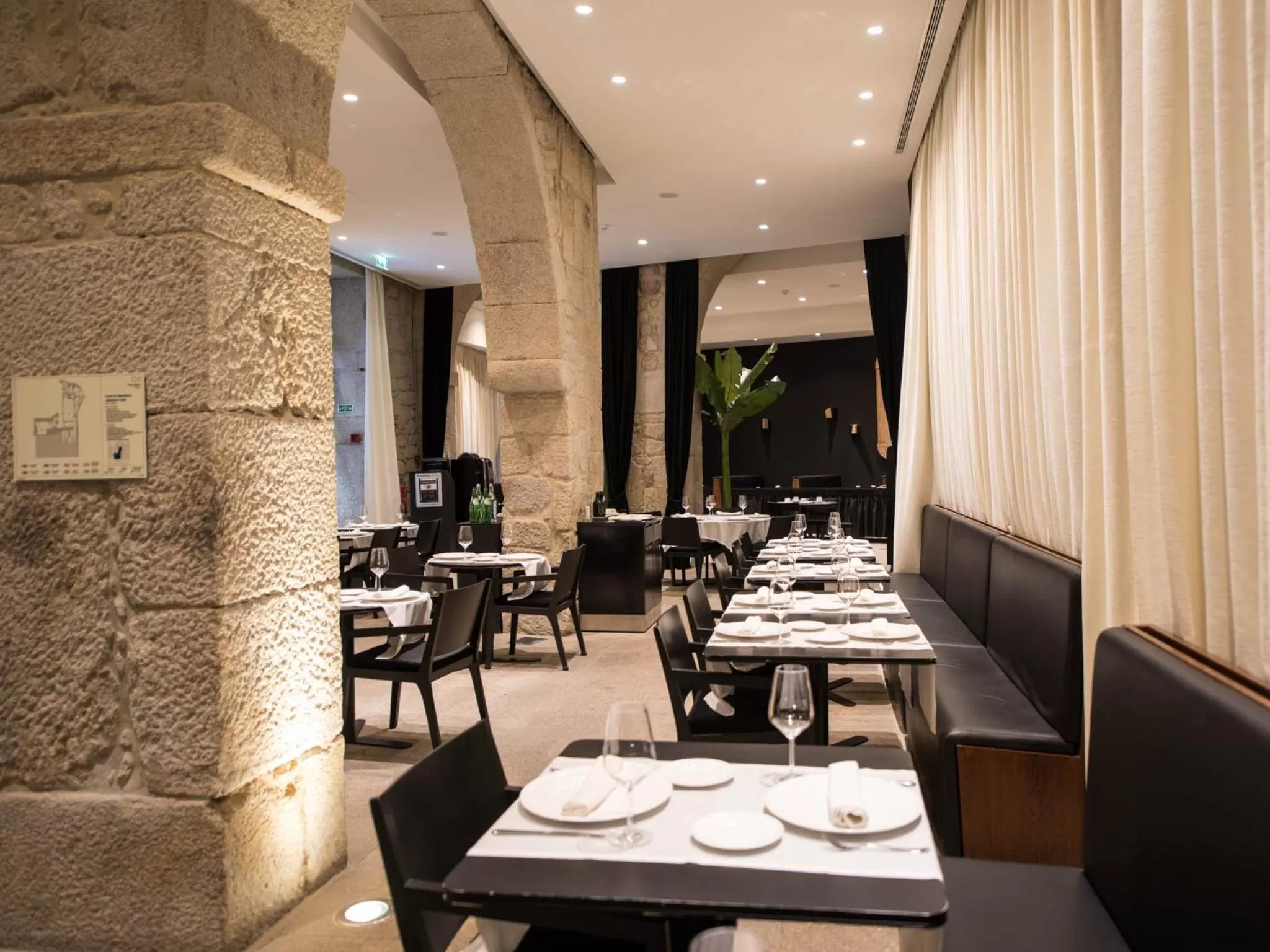 Restaurant/places to eat in Hotel Carris Porto Ribeira