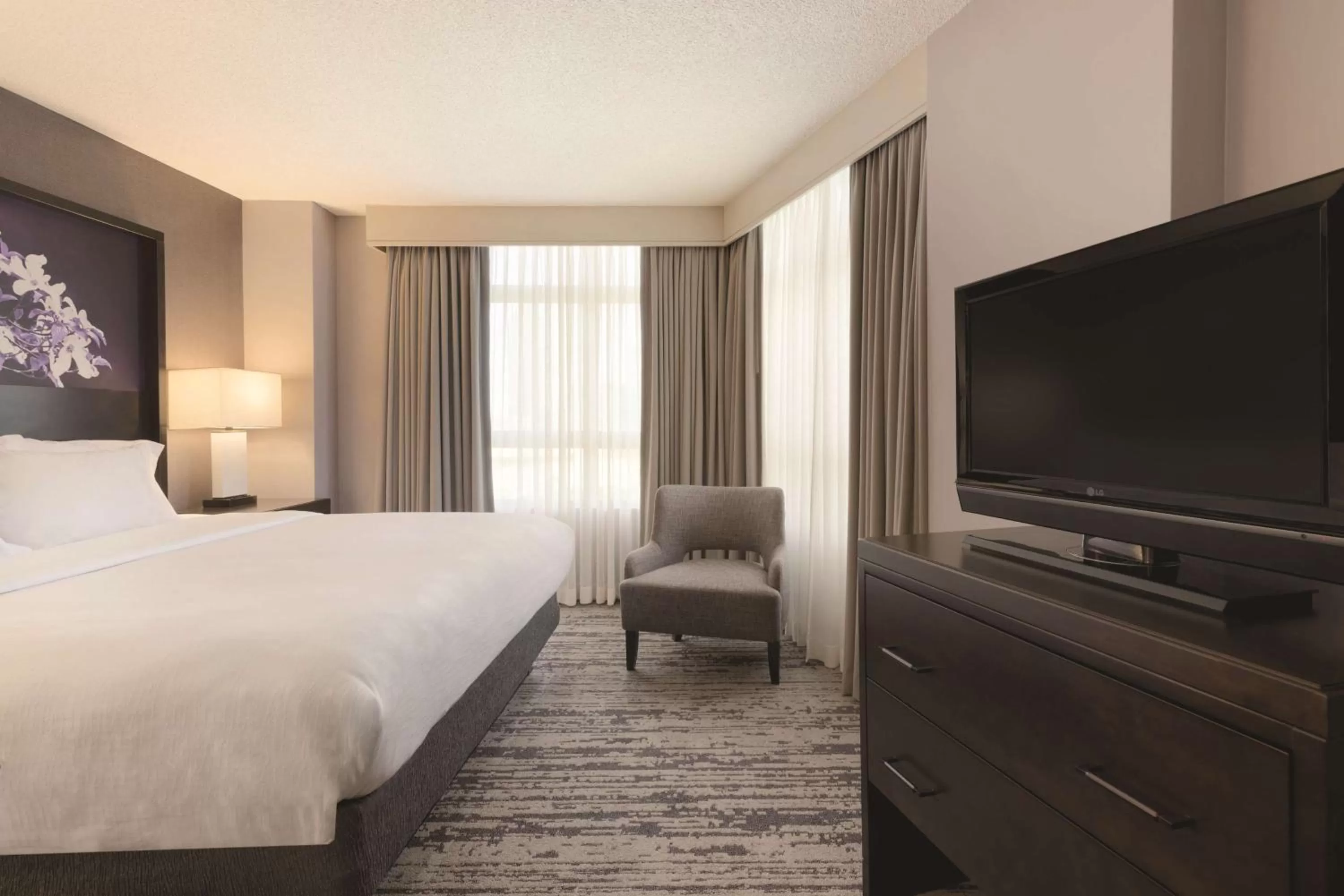 Bed in Embassy Suites by Hilton Atlanta at Centennial Olympic Park