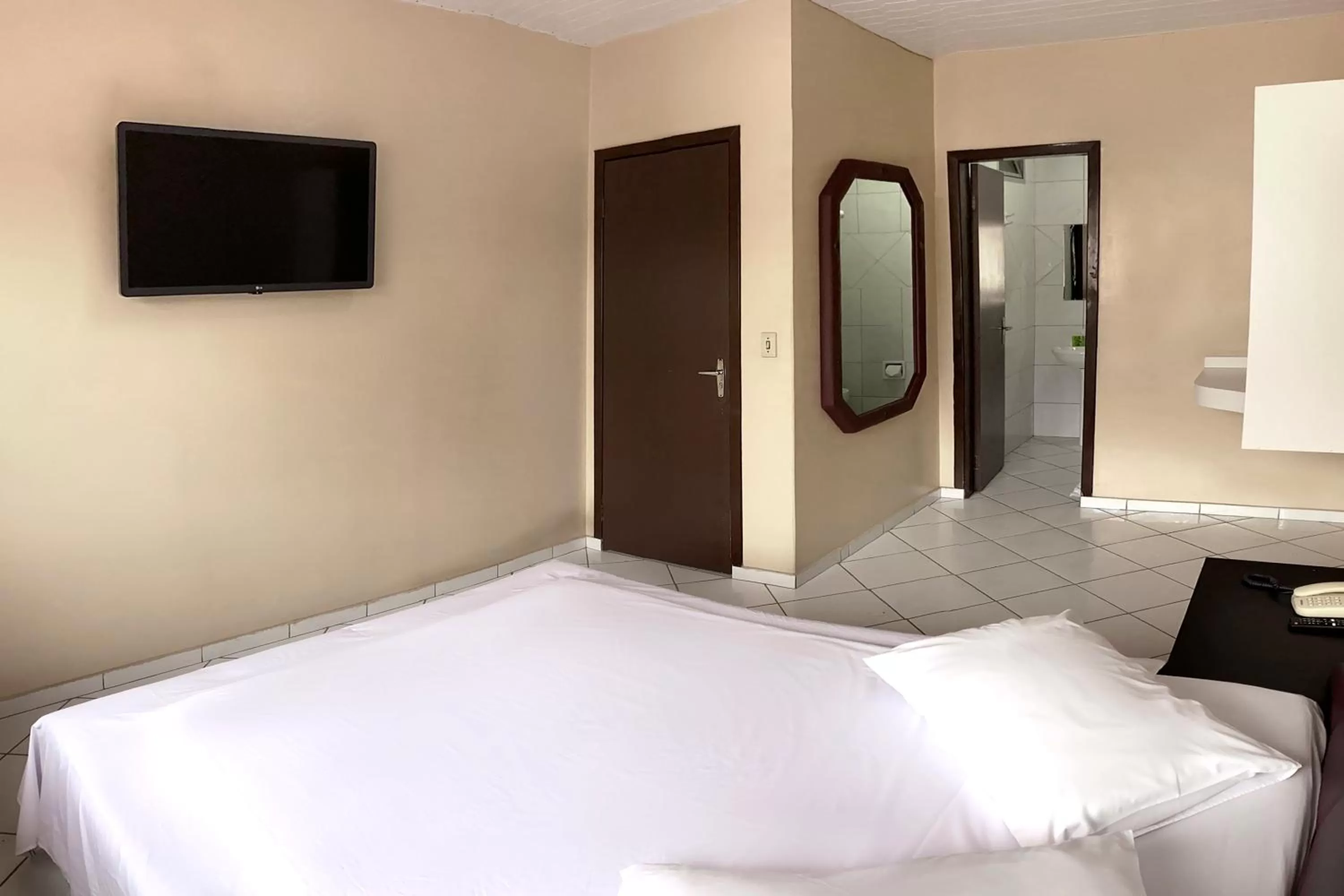 Photo of the whole room, Bed in GUINZA