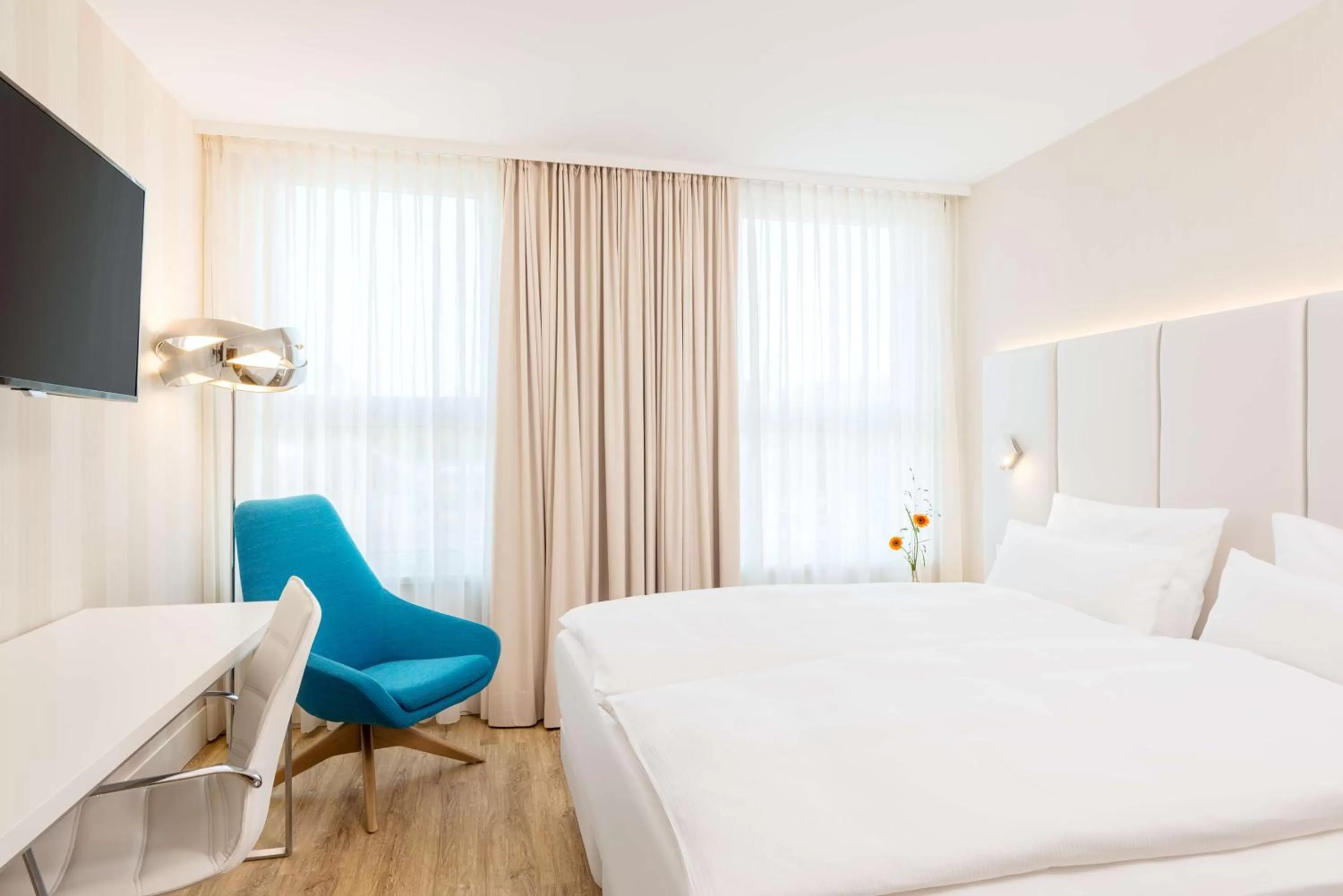 Photo of the whole room, Bed in NH Essen