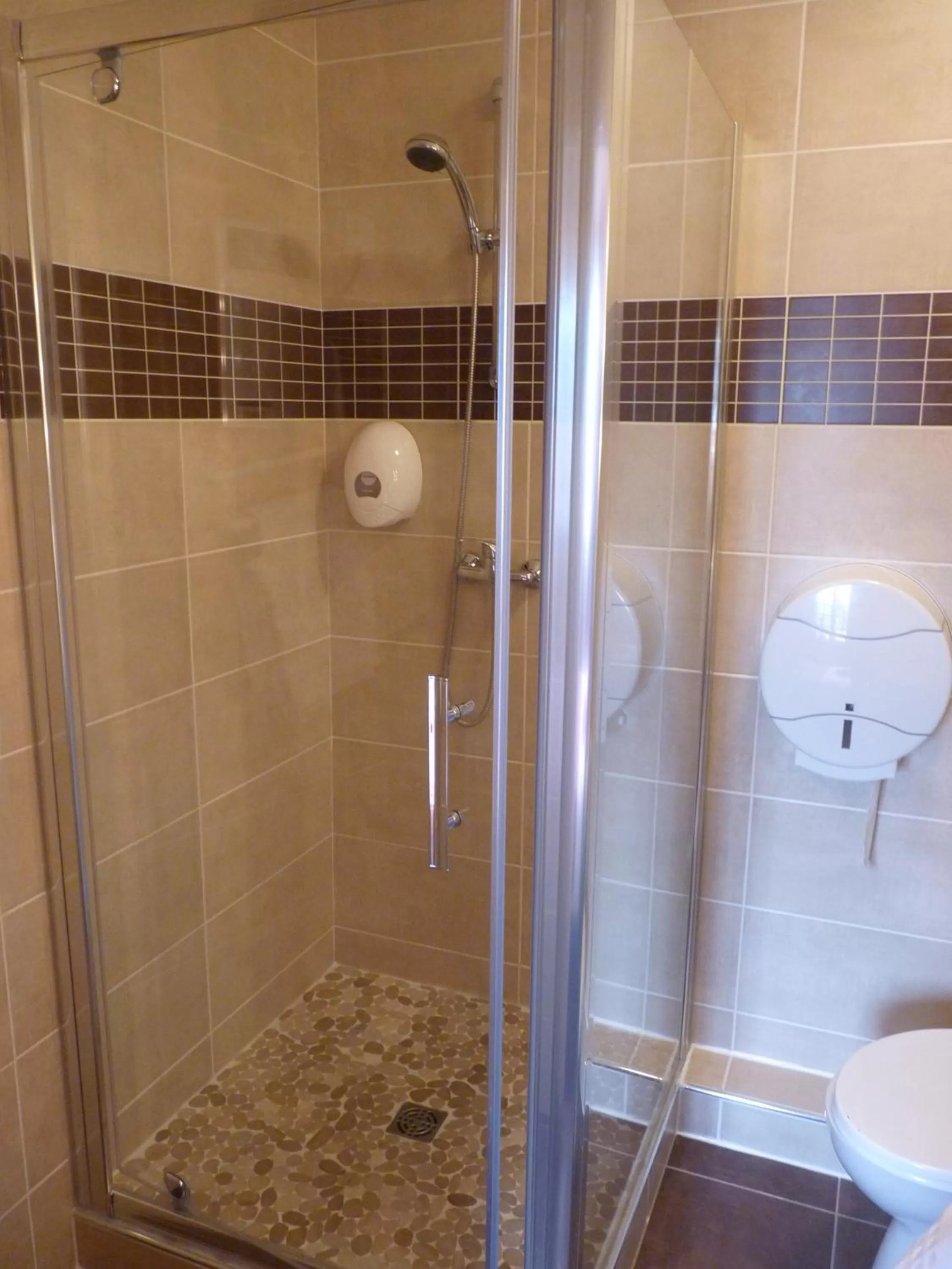 Bathroom in Hôtel-Restaurant La P'tite Auberge