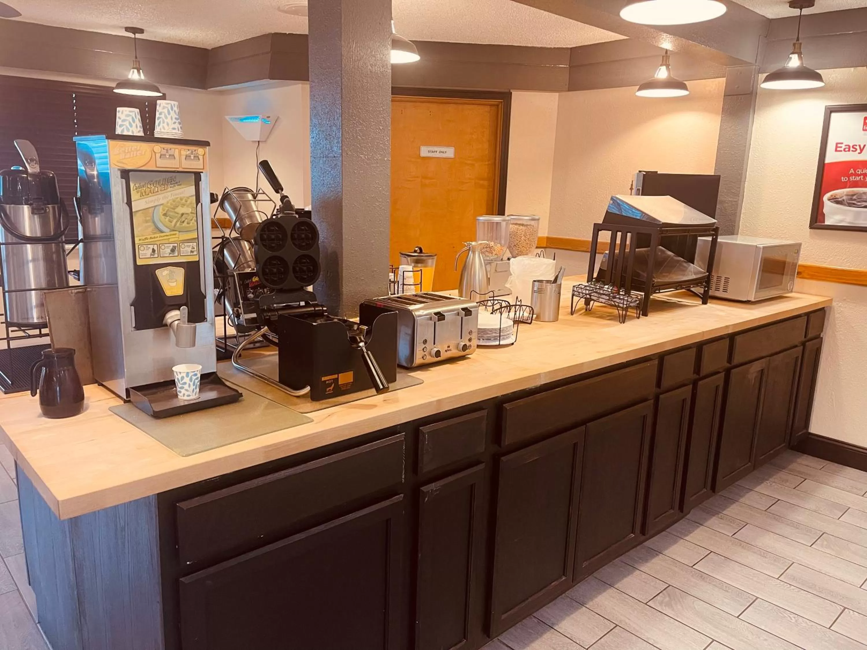 Coffee/tea facilities in Brentwood Inn Clinton