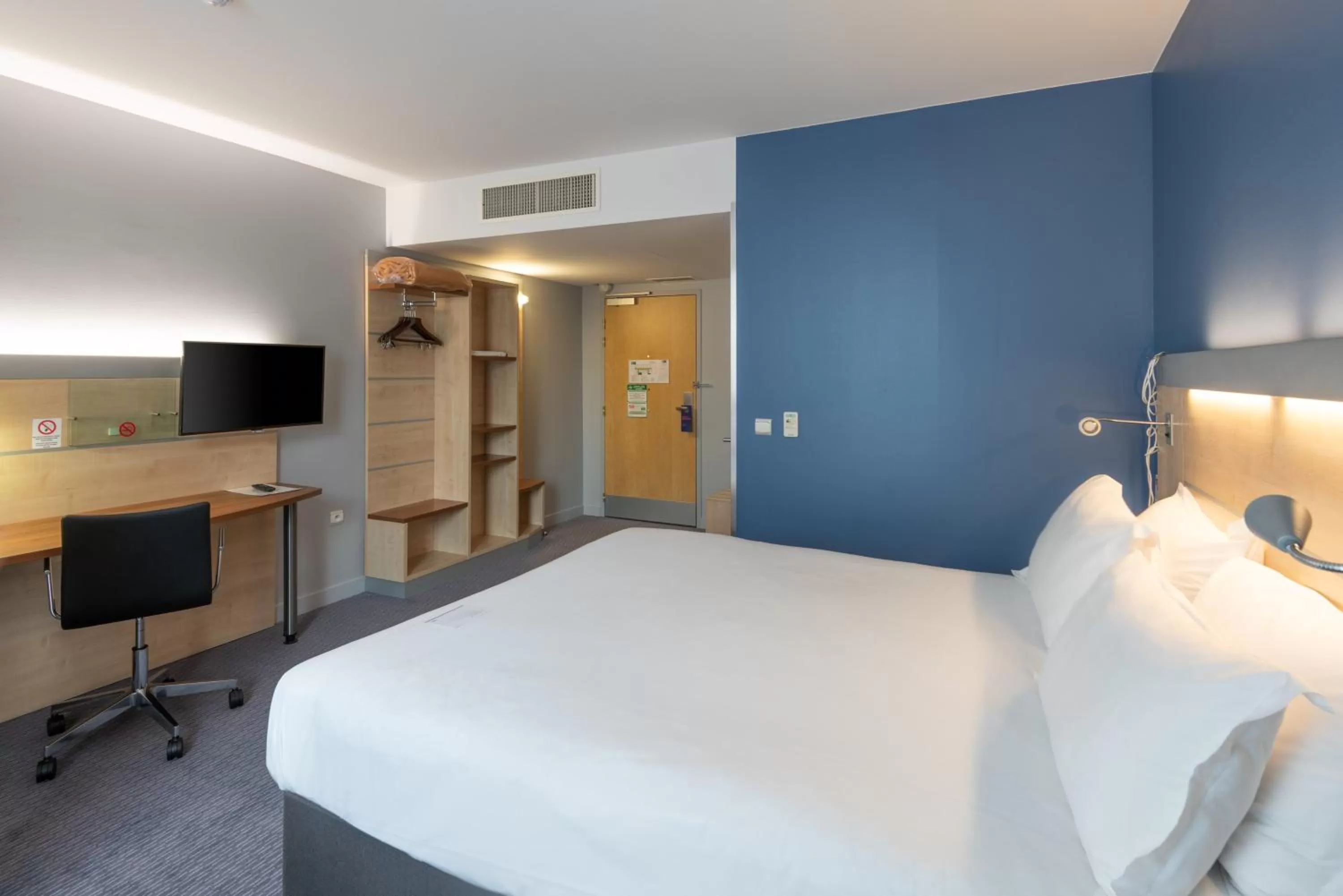 Photo of the whole room, Bed in Holiday Inn Express Saint-Nazaire by IHG