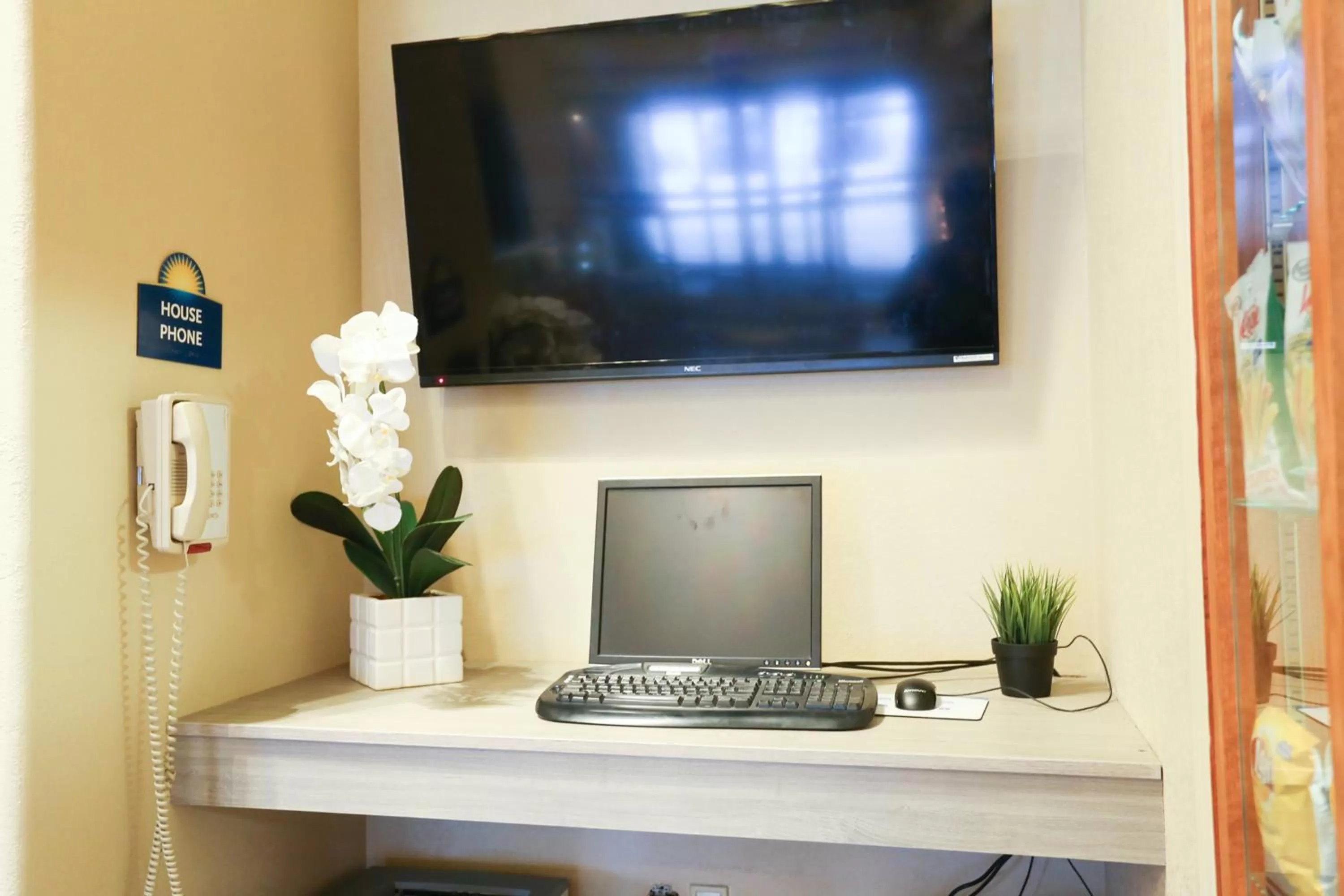 Business facilities in Days Inn by Wyndham Calgary Airport