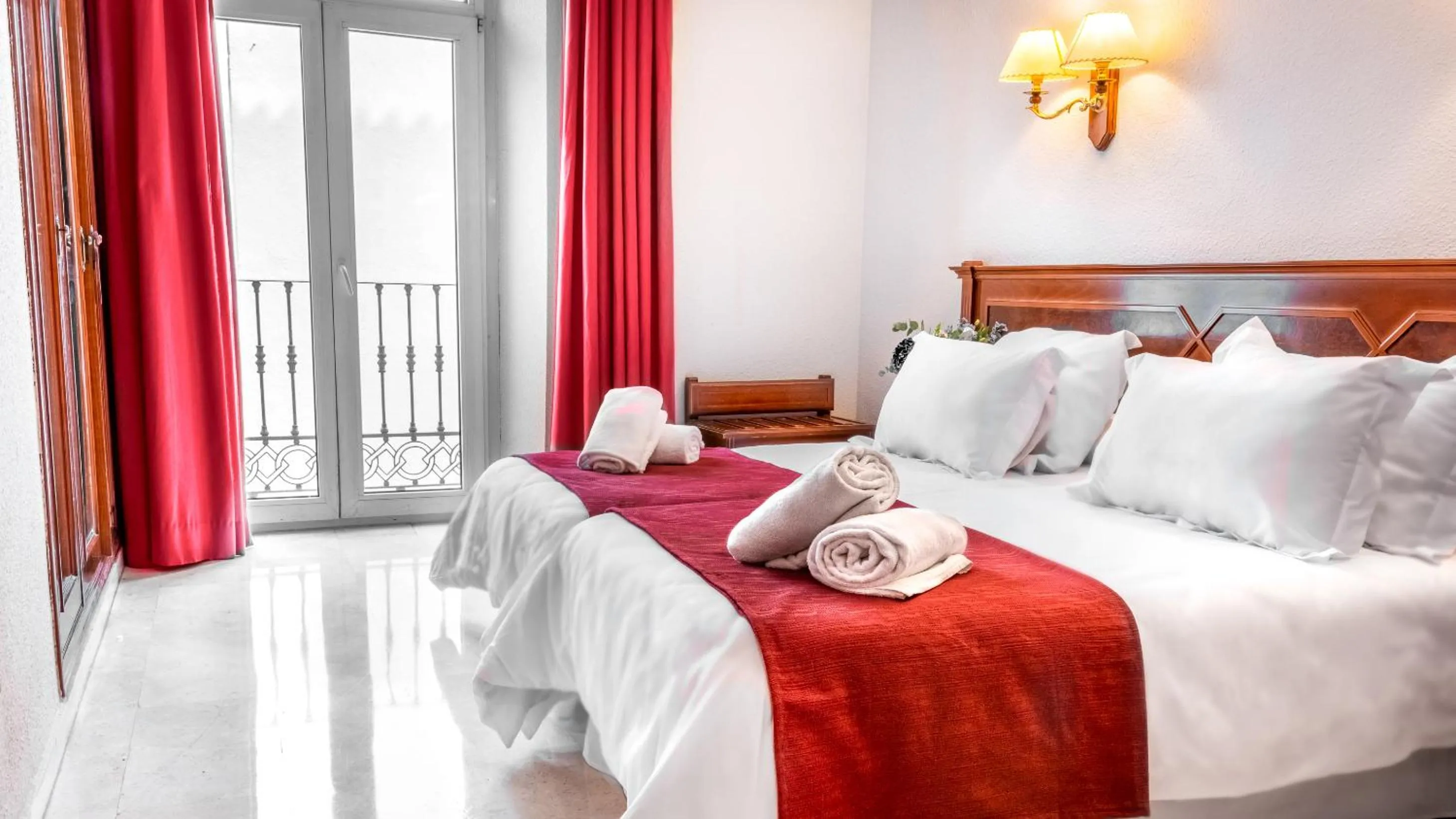 Photo of the whole room, Bed in Hotel Reina Cristina