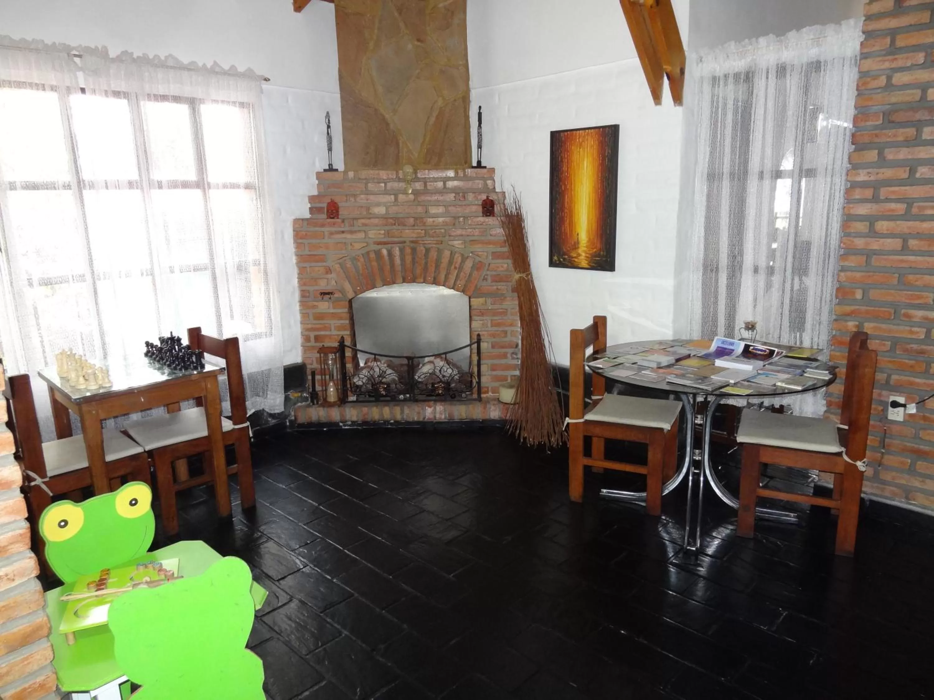 Communal lounge/ TV room in Hostería Lida