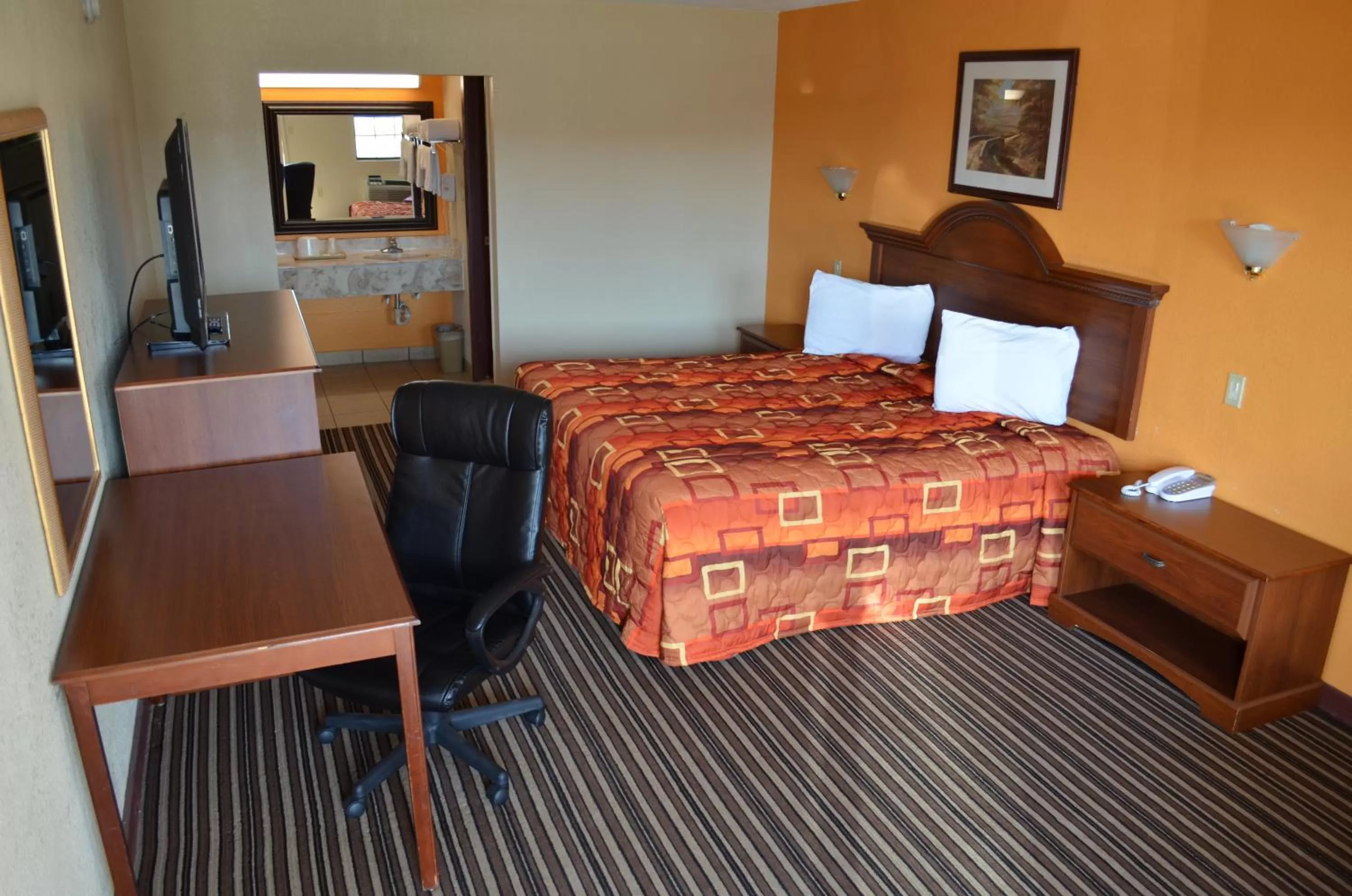 Living room, Bed in Royal Inn Greenville