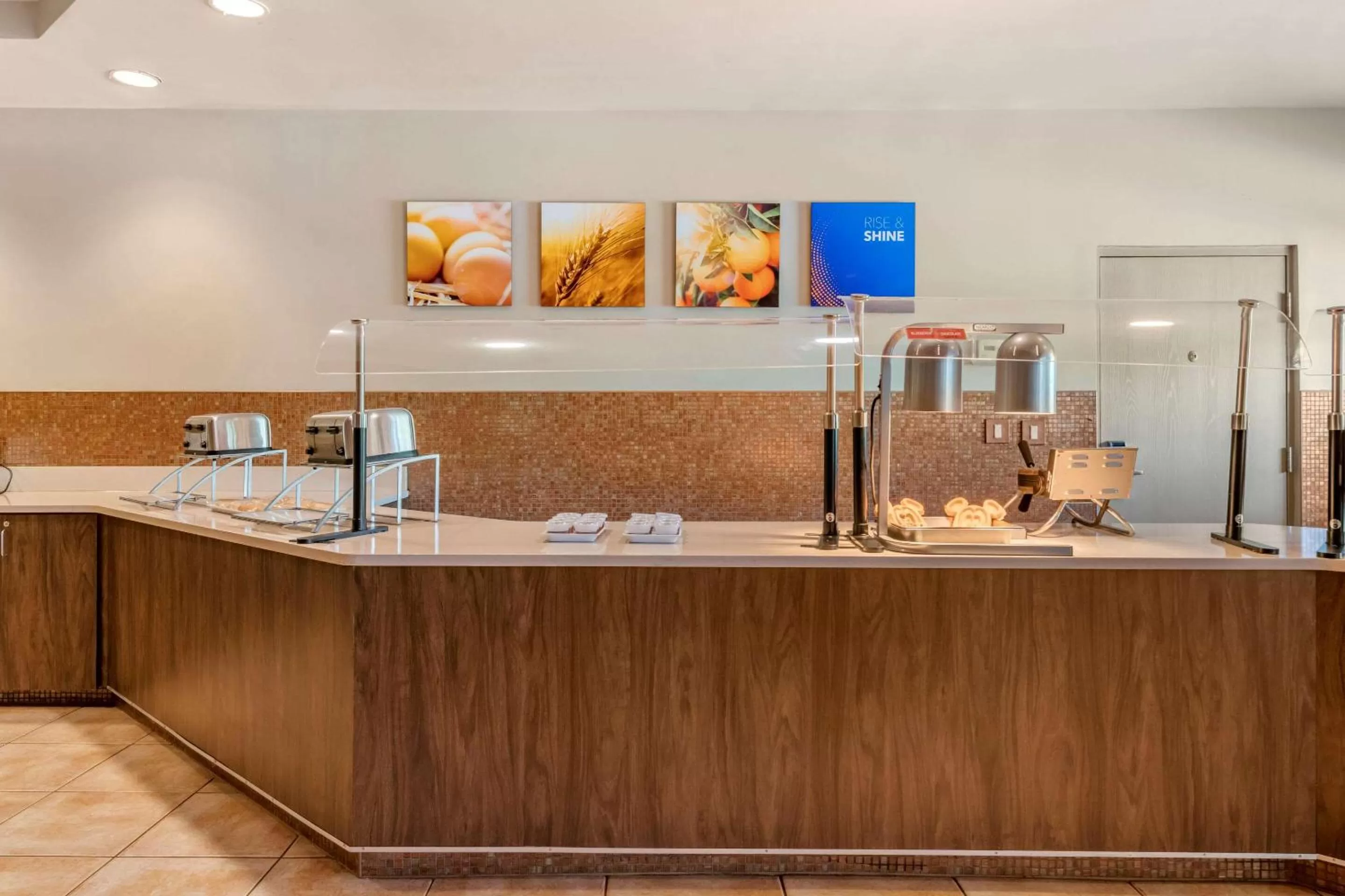 Breakfast in Comfort Suites Maingate East