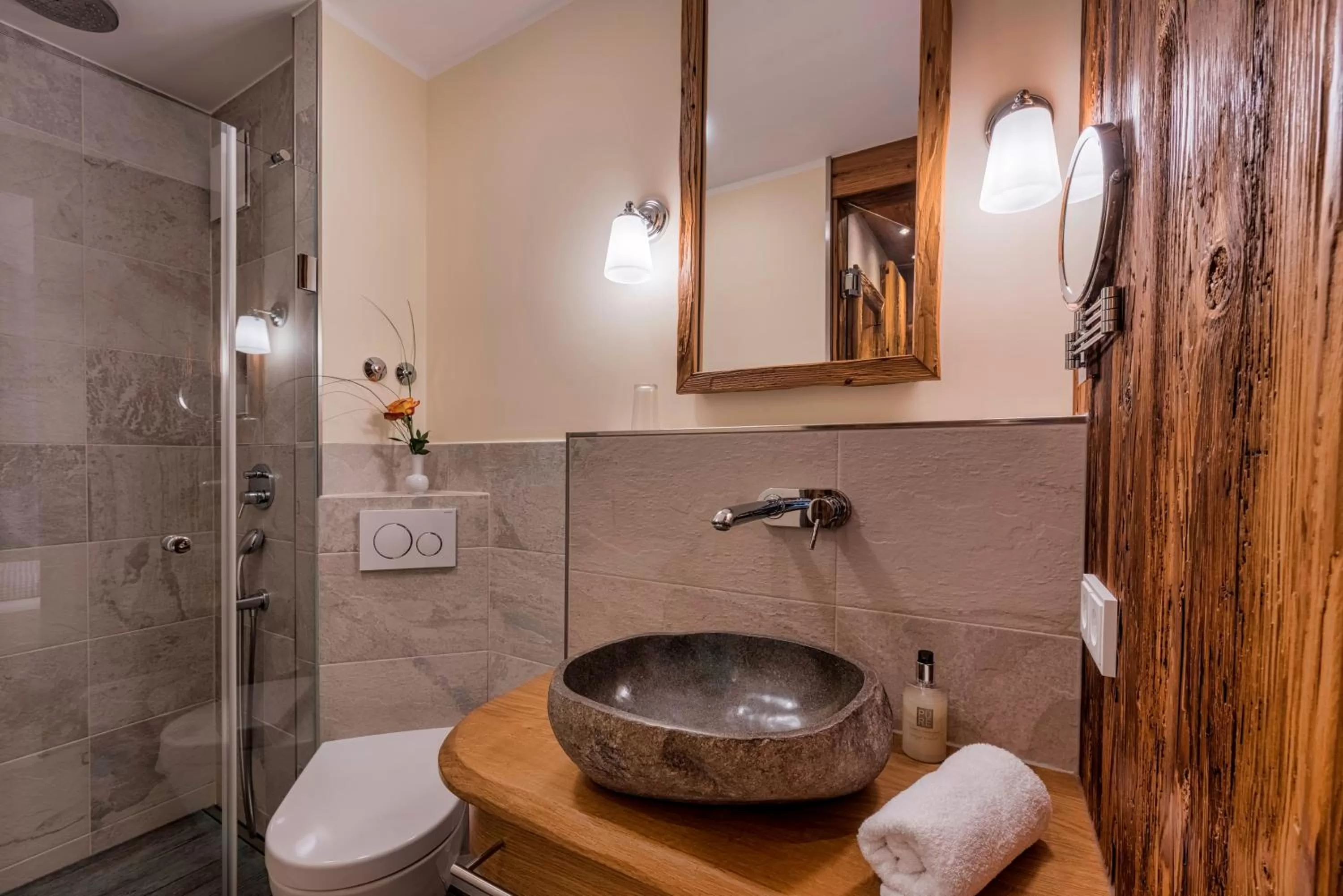 Bathroom in Hotel Schäfflerwirt