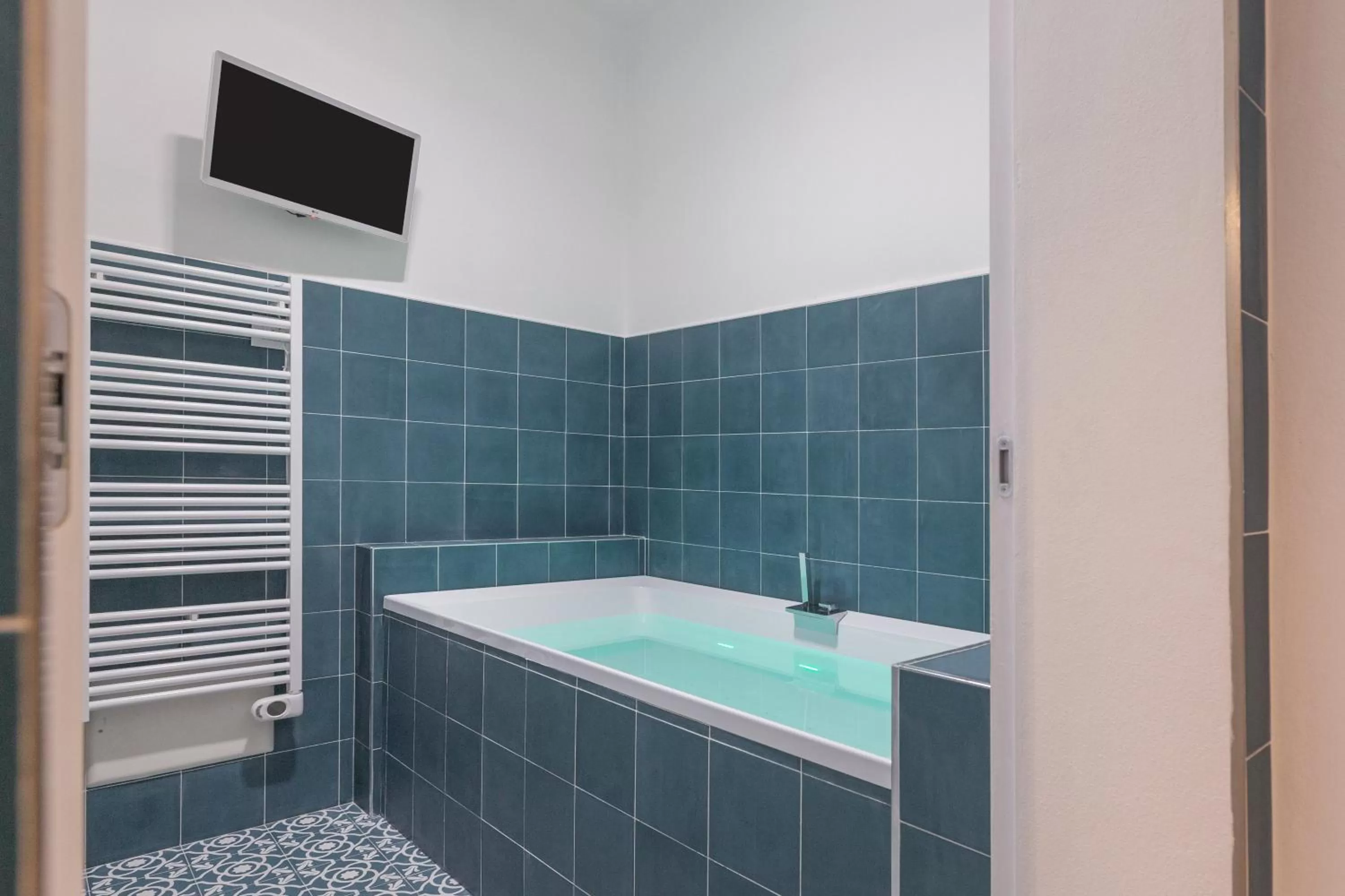 Hot Tub in Filia Solis - Old Town SUITEs & SPA