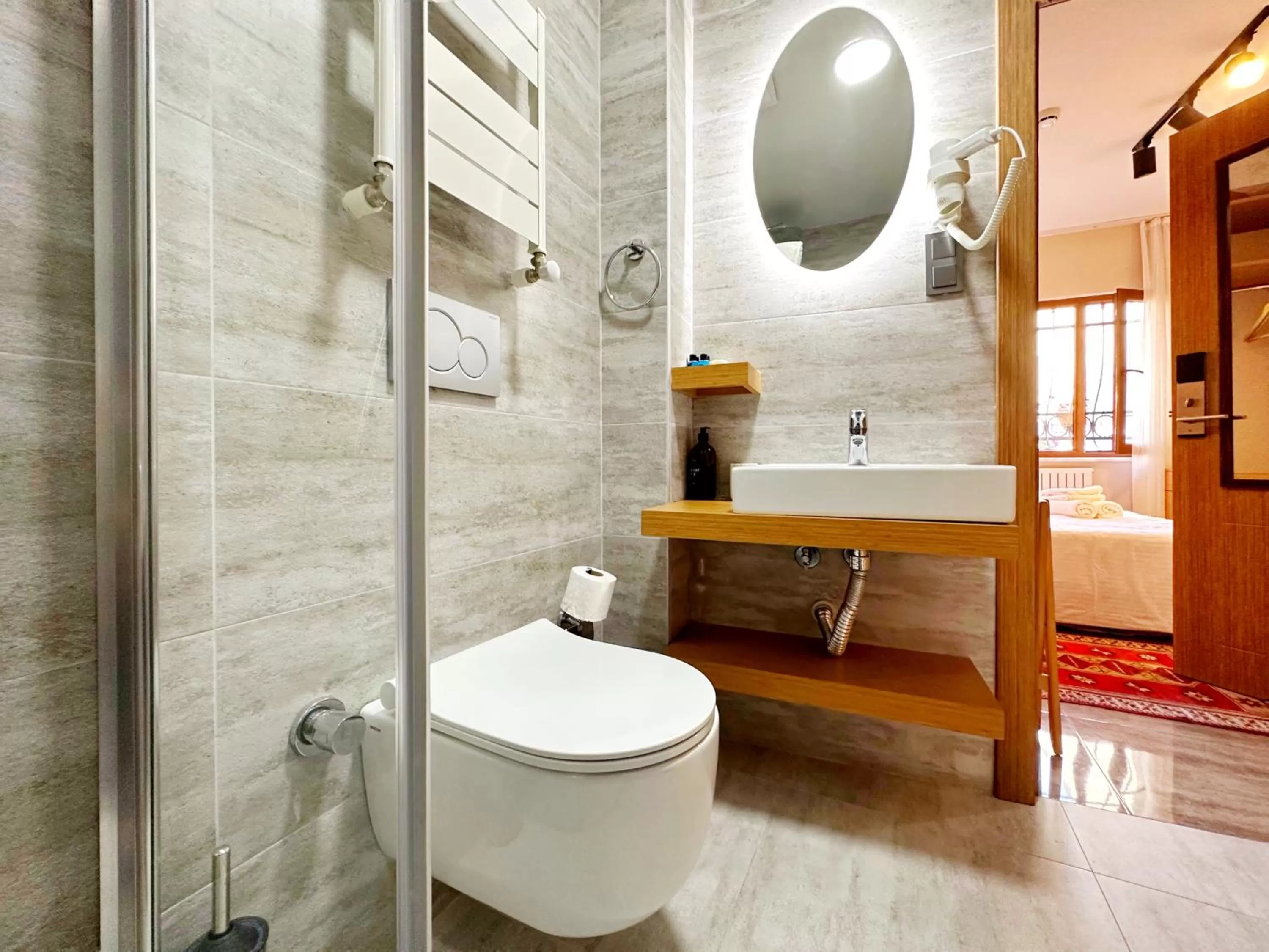 Shower in Sultan Pier Hotel