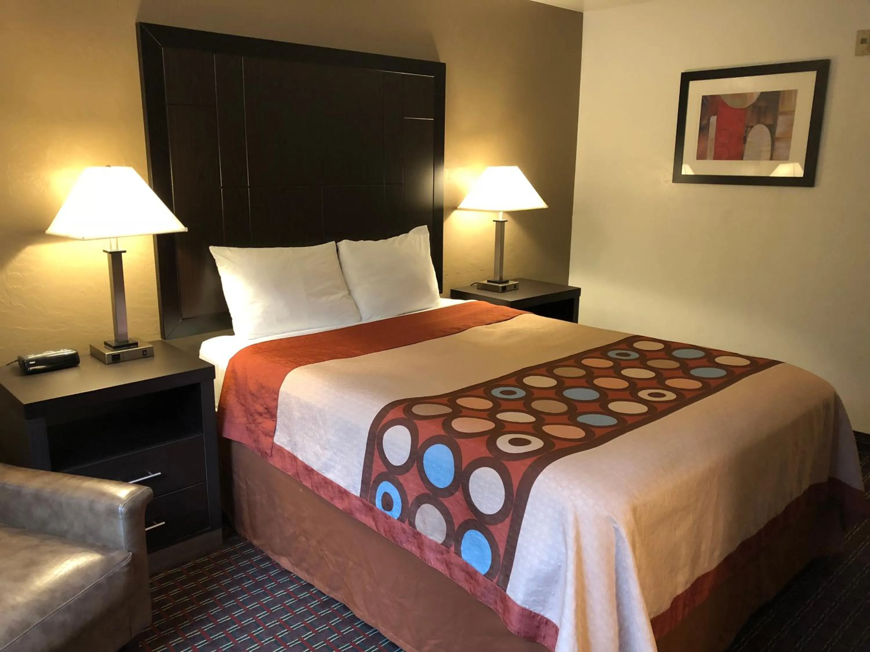 Photo of the whole room, Bed in Super 8 by Wyndham Lacey Olympia Area