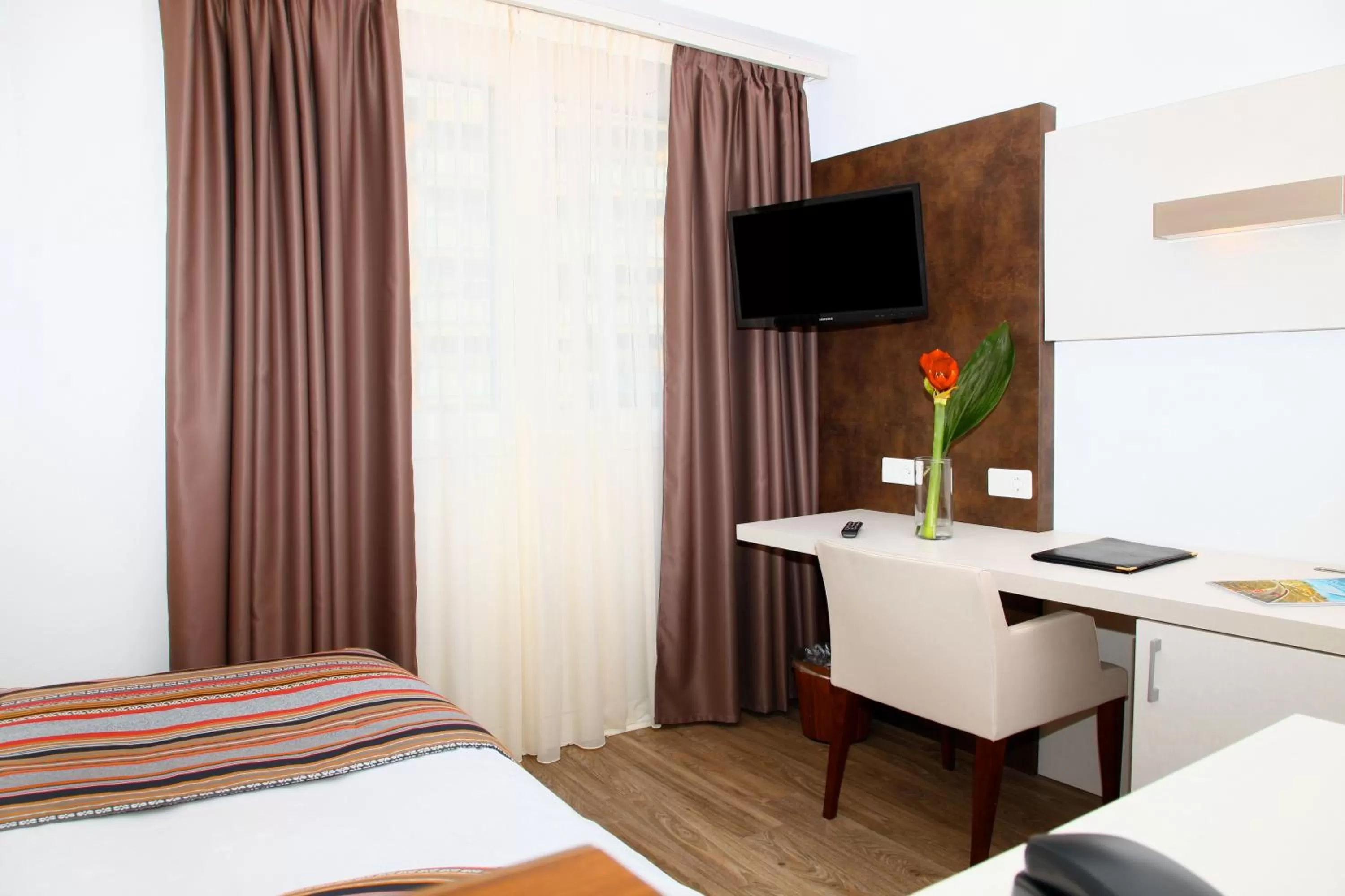 Photo of the whole room, Bed in Colorado Hotel