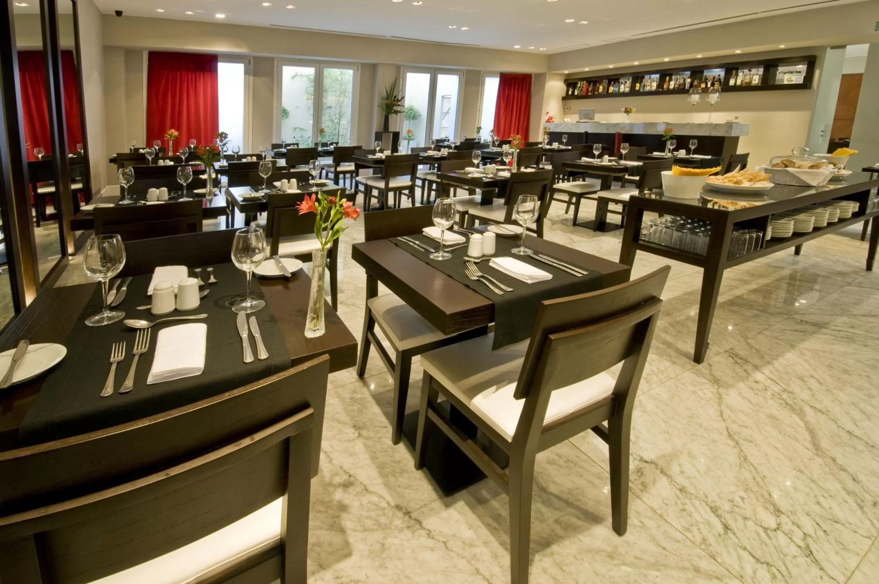 Restaurant/places to eat in Broadway Hotel & Suites