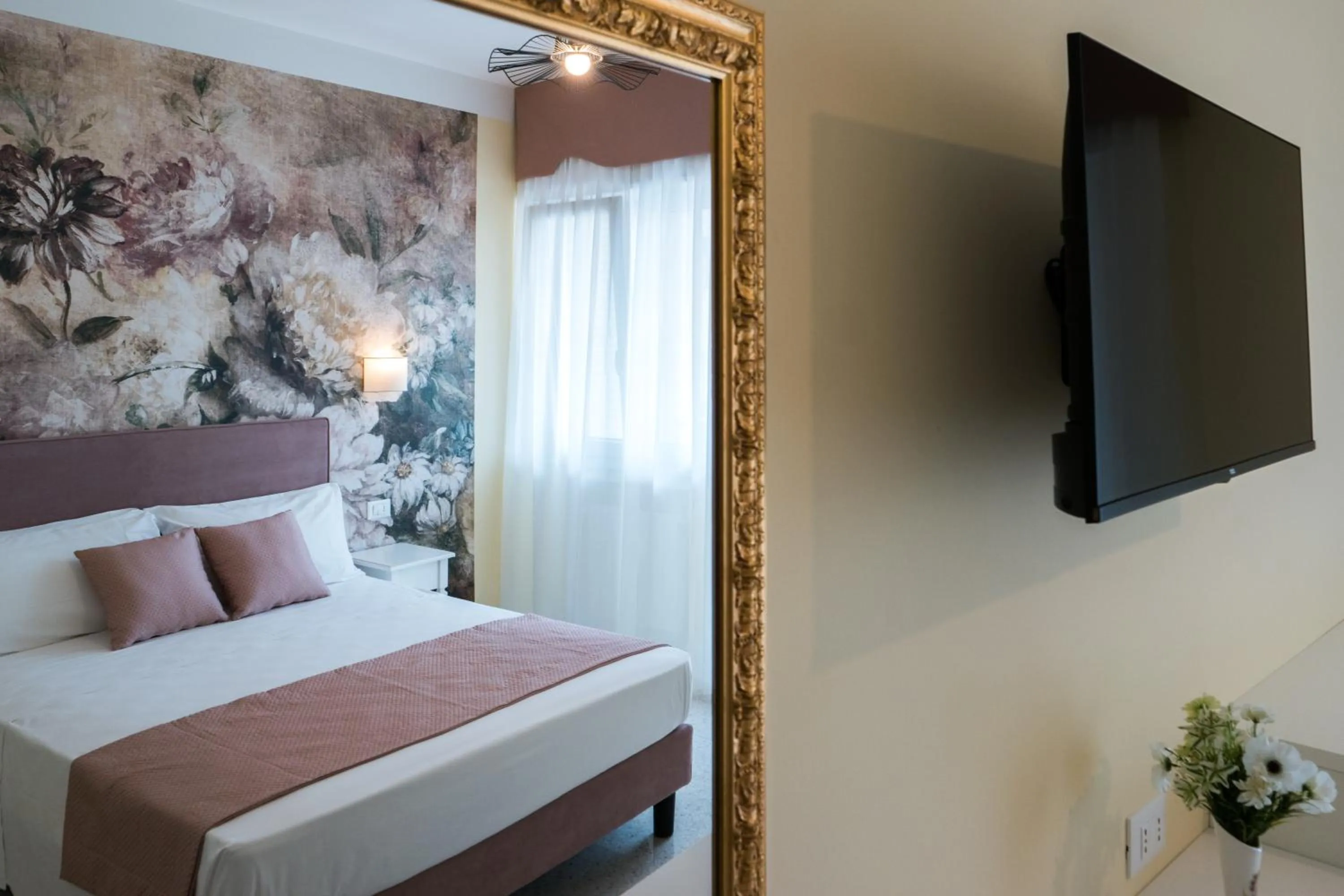 Bedroom, Bed in Guest House Train Station Venice - Atika & Atif