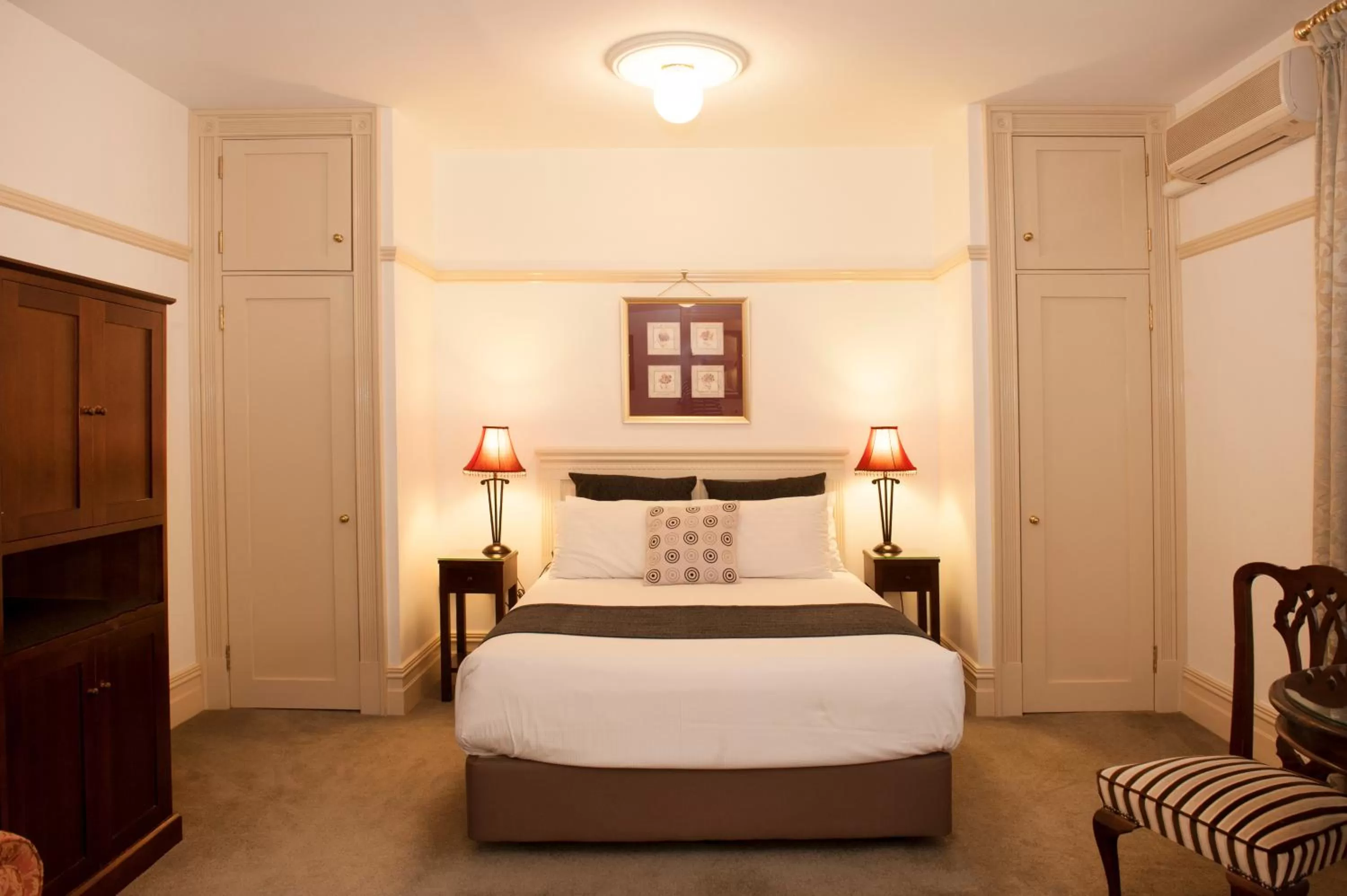 Photo of the whole room, Bed in Cobb & Co Court Boutique Hotel