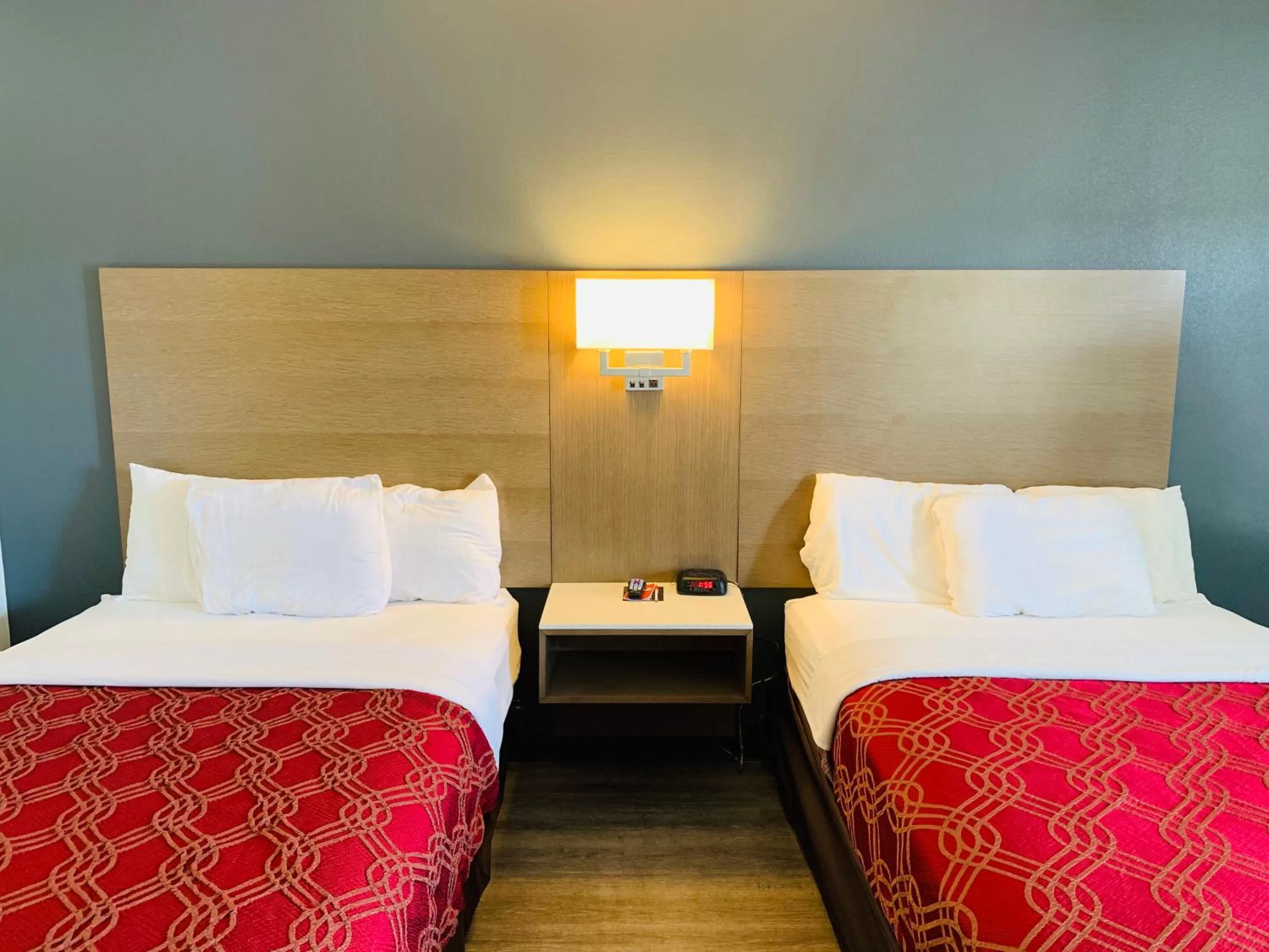 Bedroom, Bed in Econo Lodge Crystal Coast