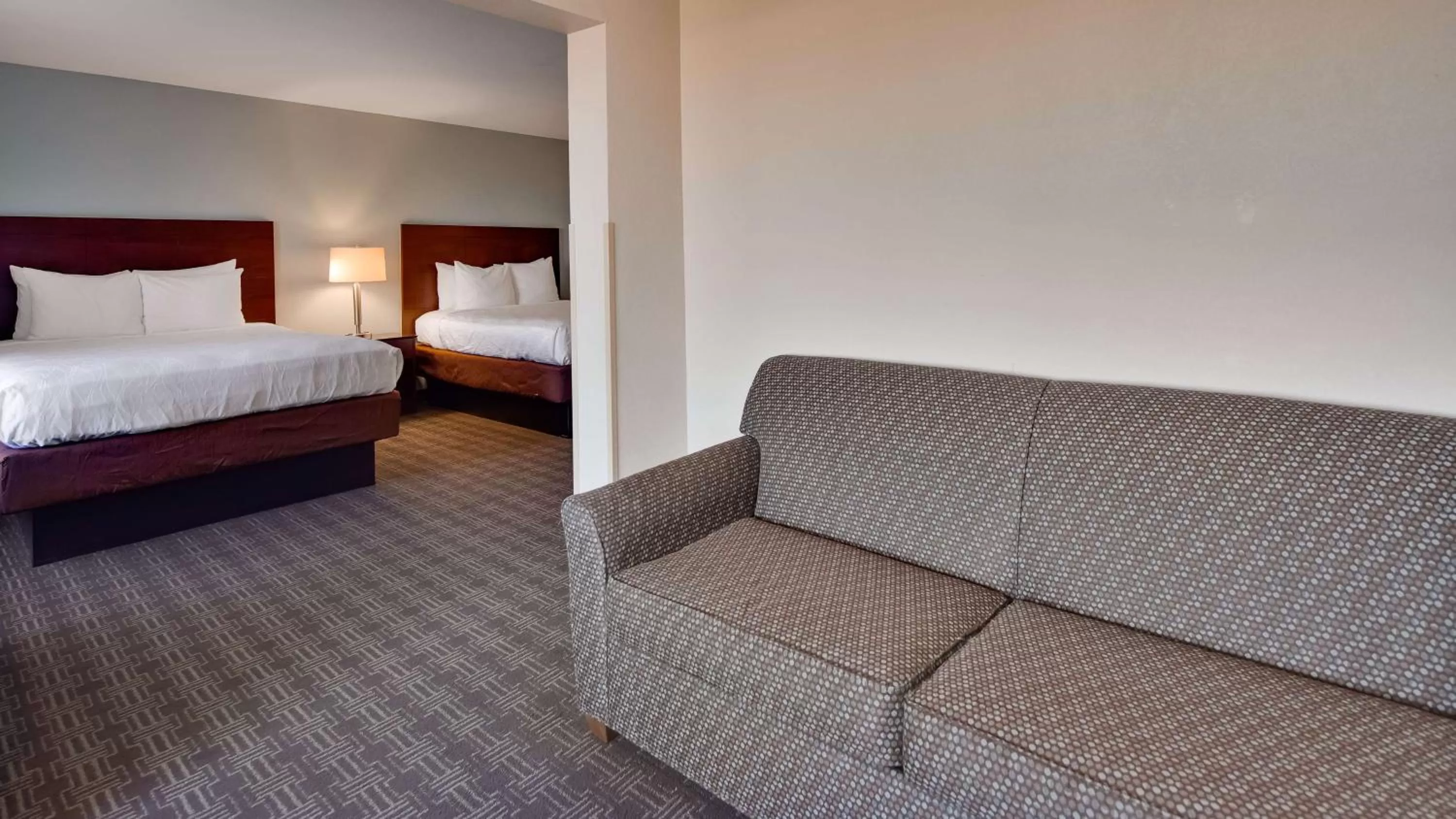 Photo of the whole room, Bed in Best Western Plus Gateway Inn & Suites - Aurora