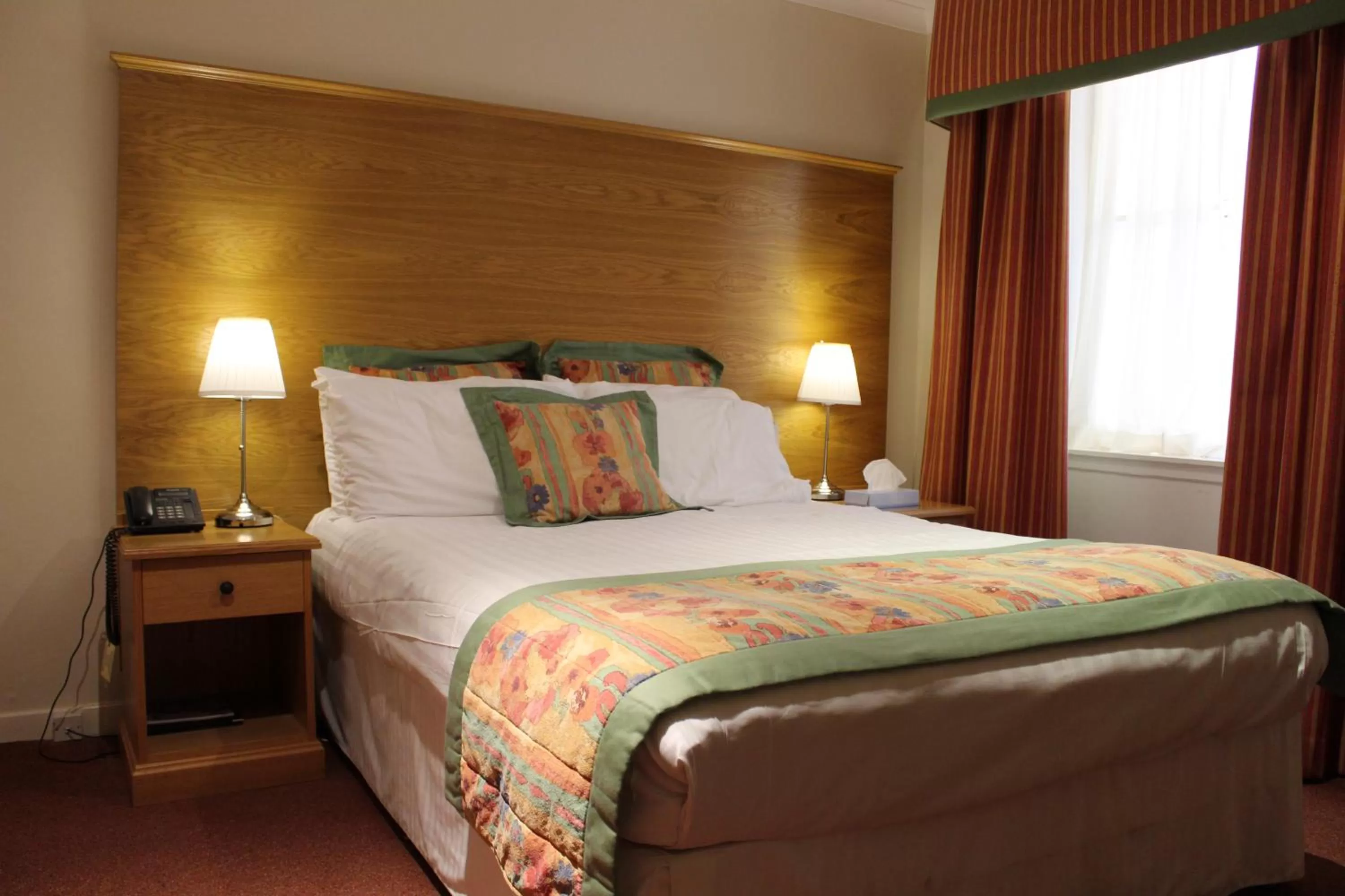 Bedroom, Bed in Horizon Hotel