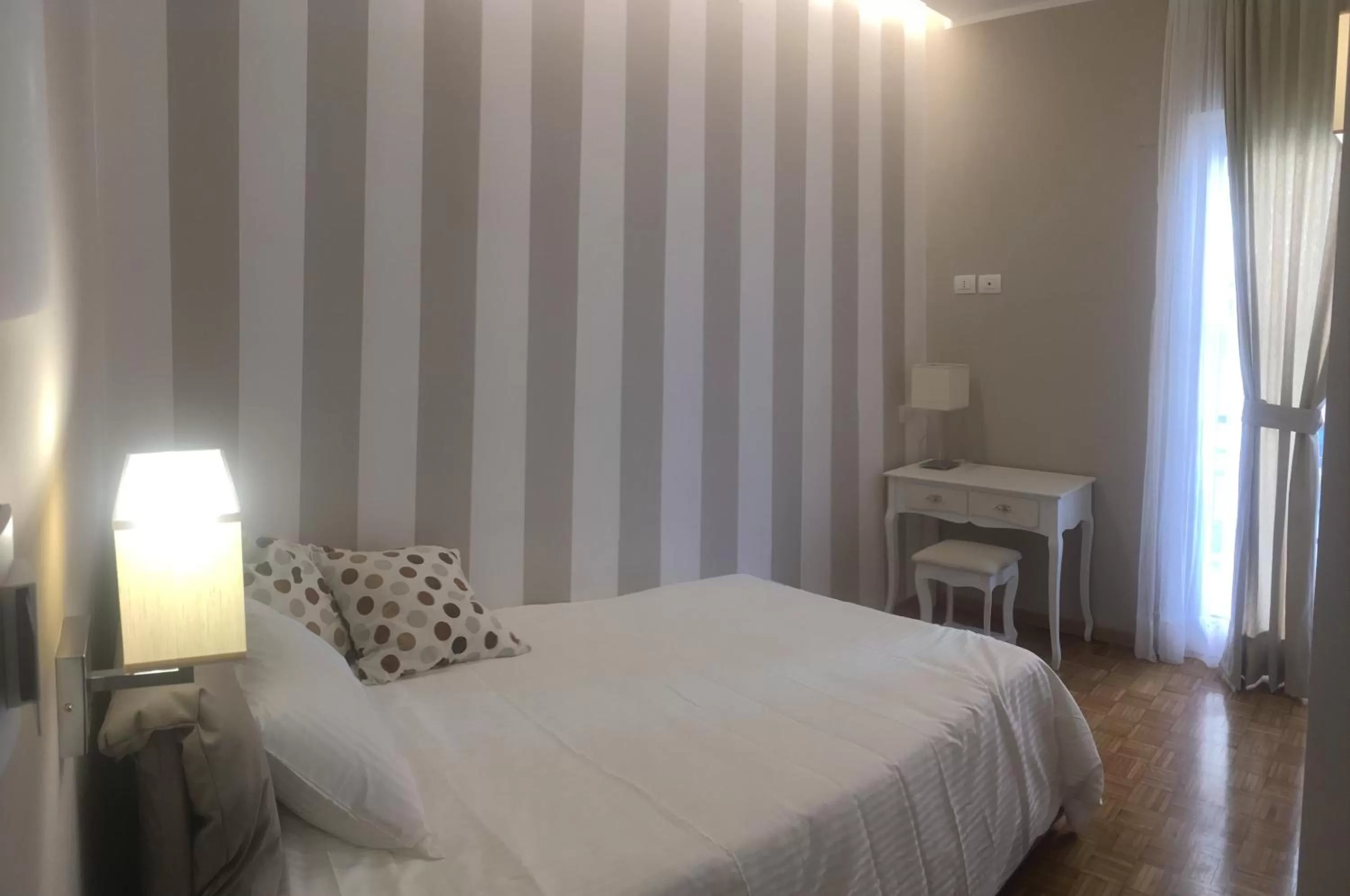 Photo of the whole room, Bed in Robin Rooms