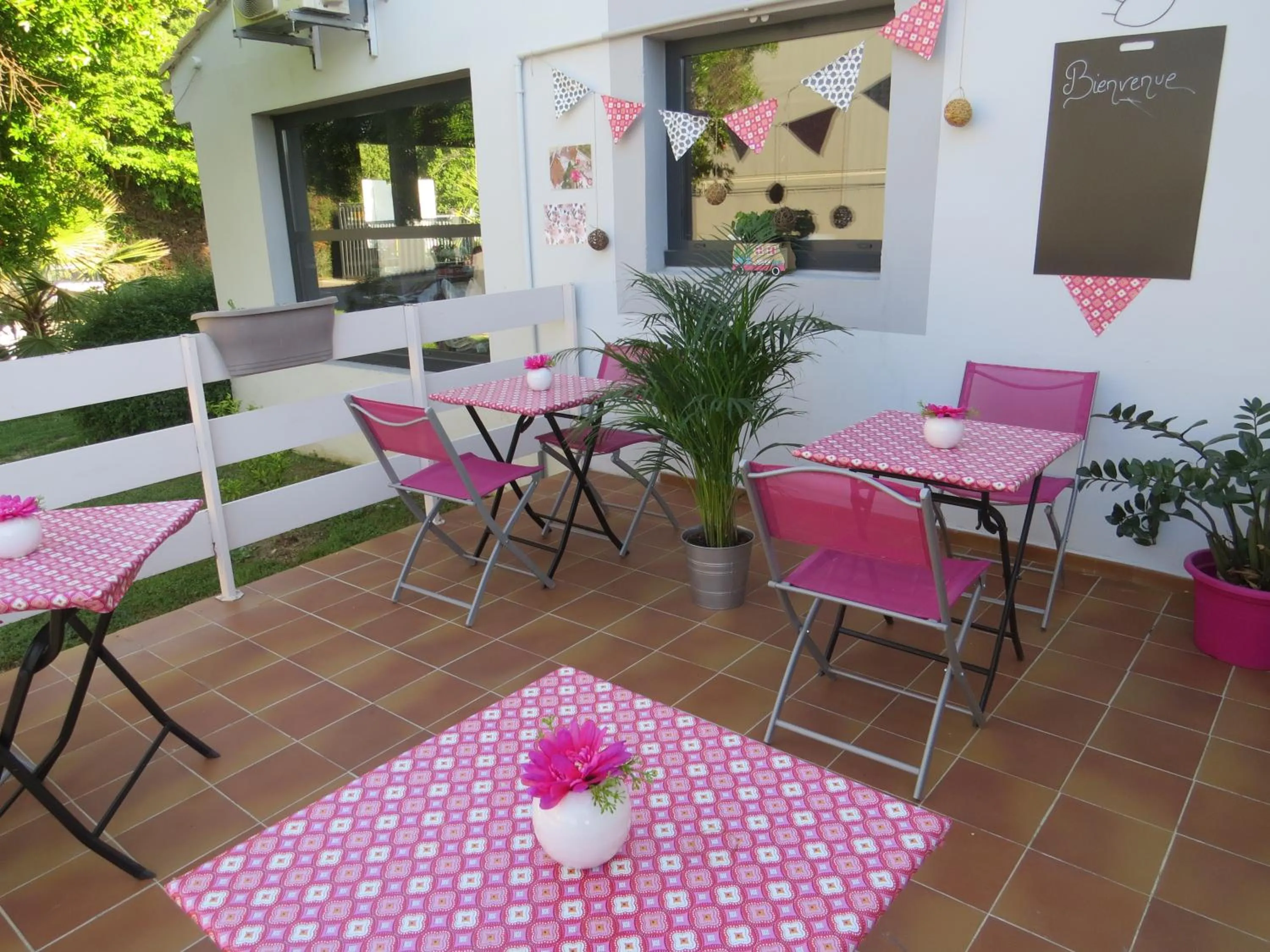 Patio in Hôtel Kyriad Cap Sud