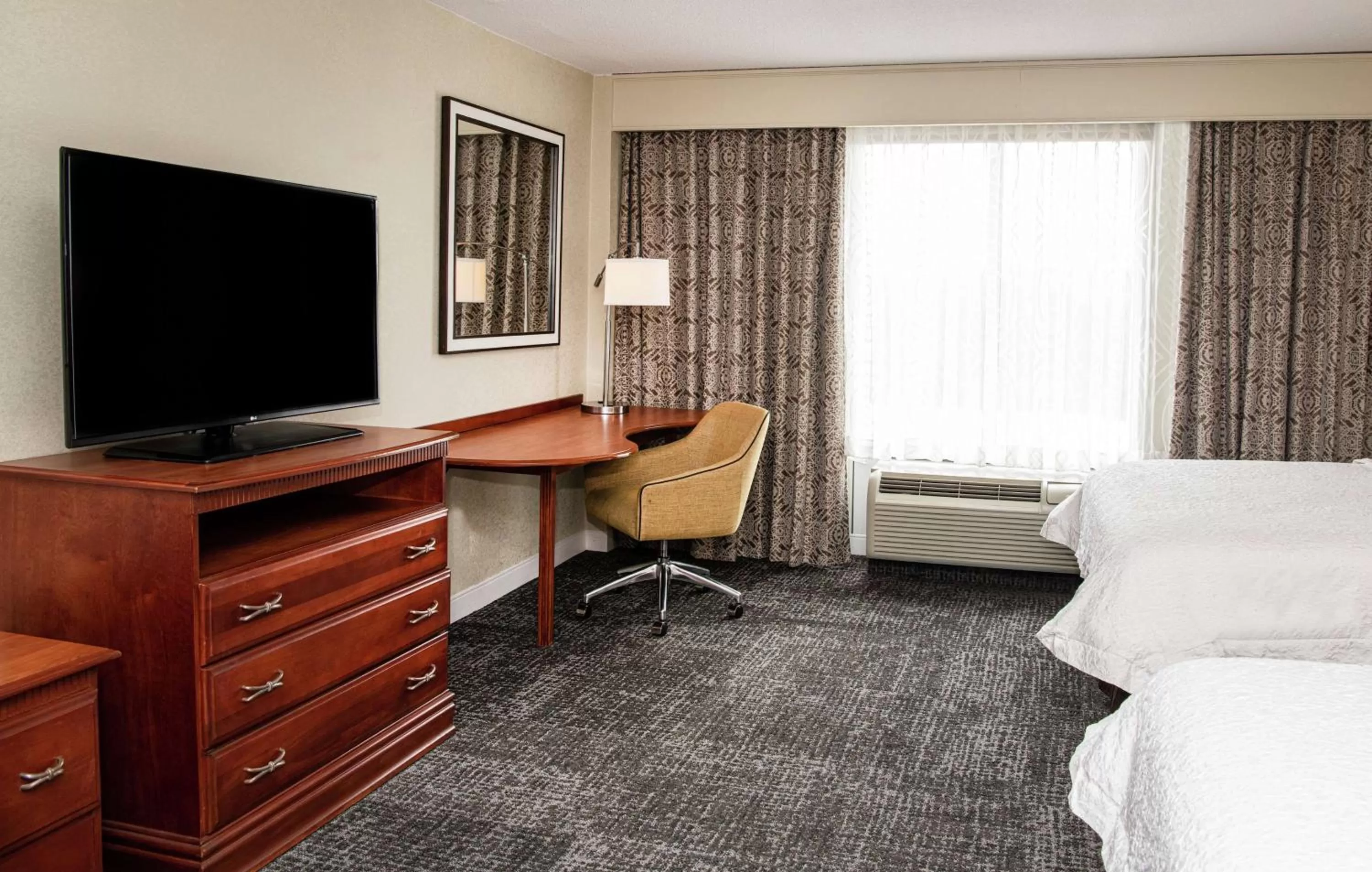 Bedroom, Bed in Hampton Inn Parsippany