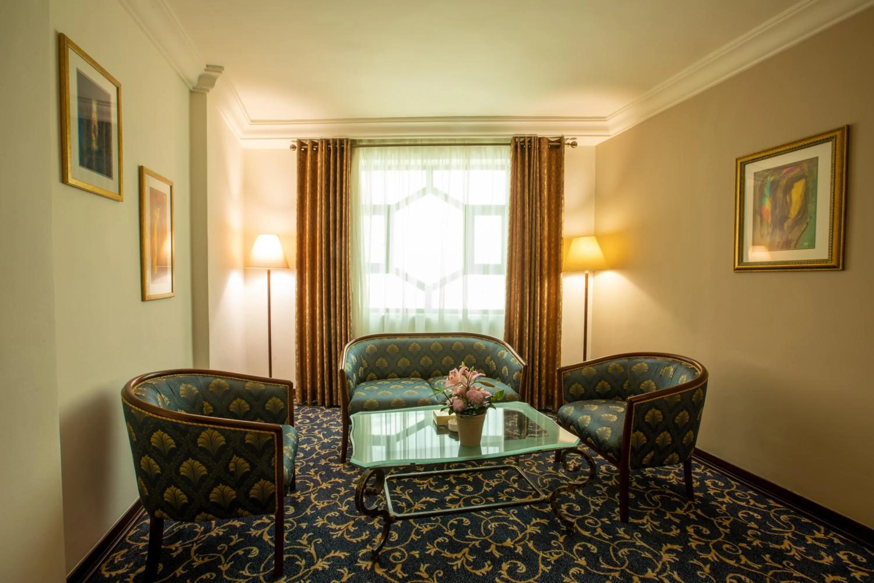 Living room in Bristol Hotel