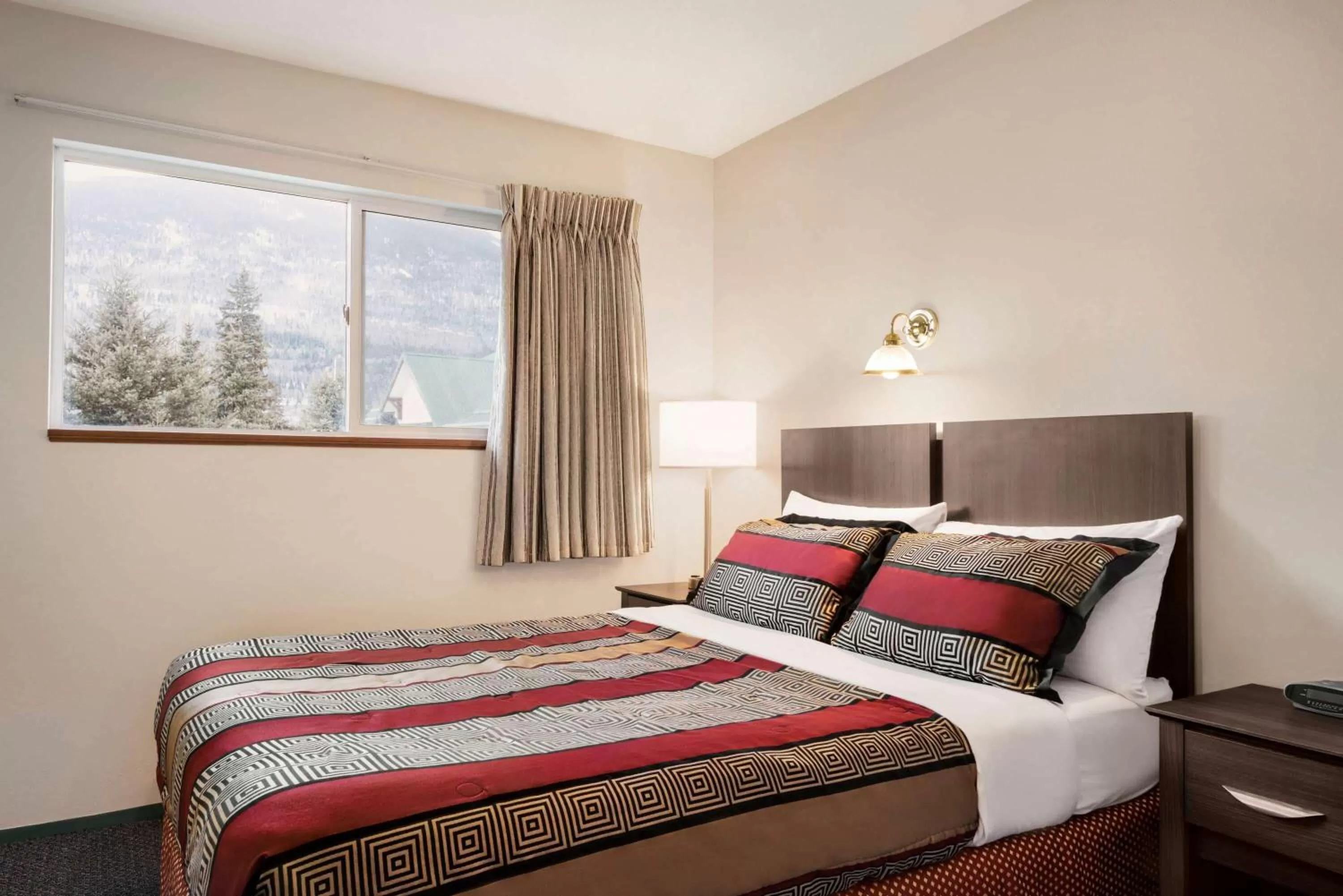 Photo of the whole room, Bed in Travelodge by Wyndham McBride