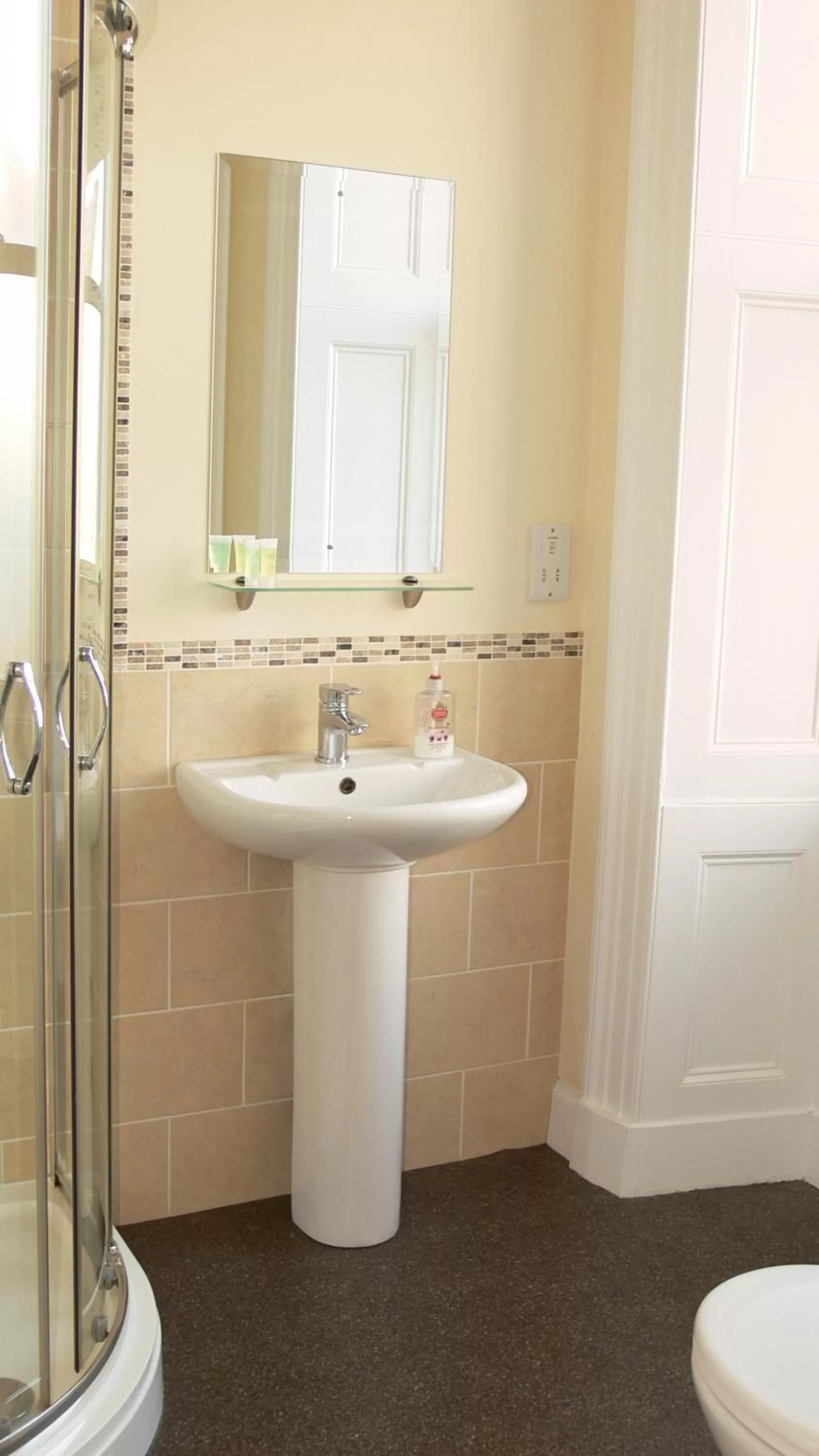 Bathroom in The Home Arms Guesthouse