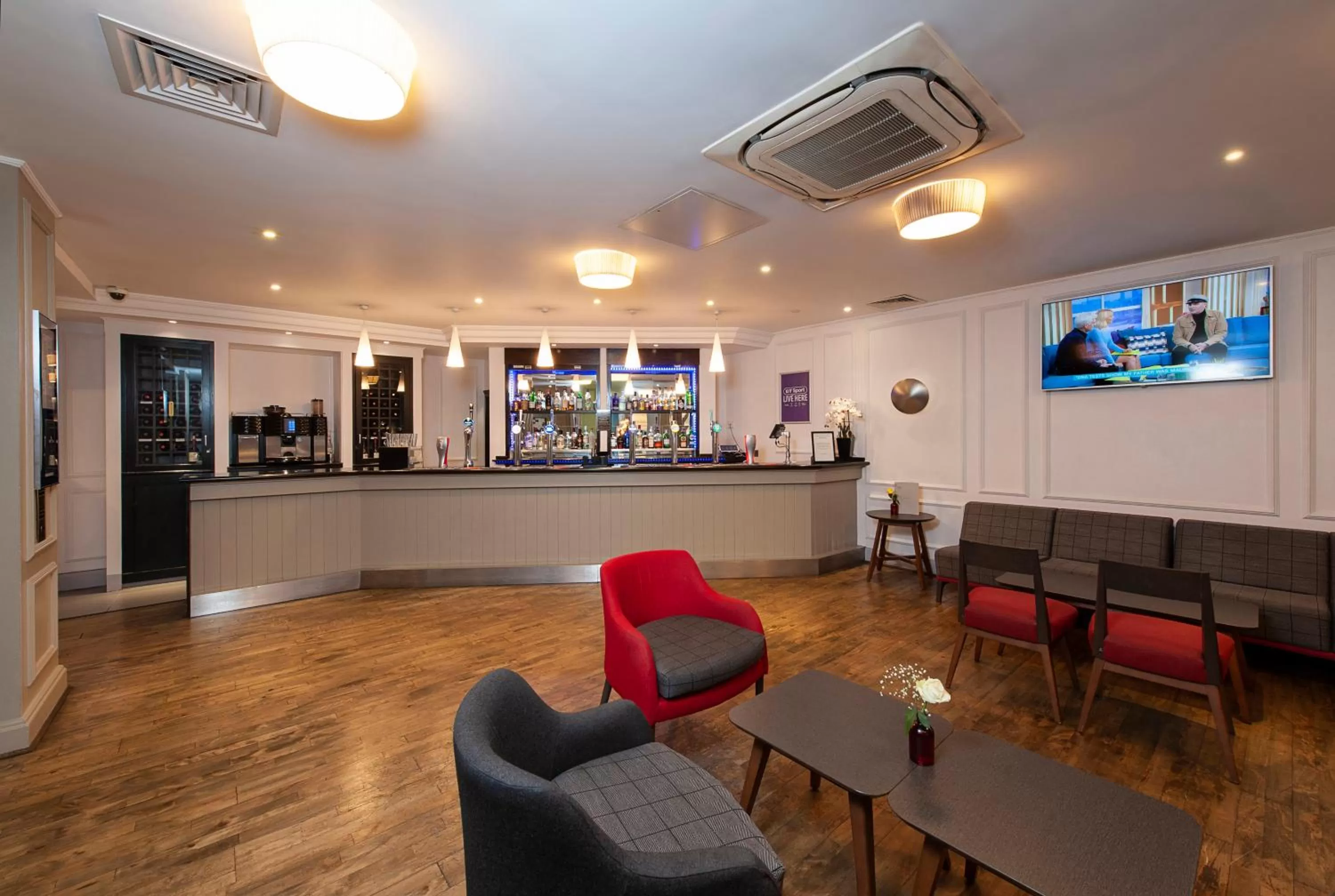 Lounge or bar in Mercure Telford Centre Hotel