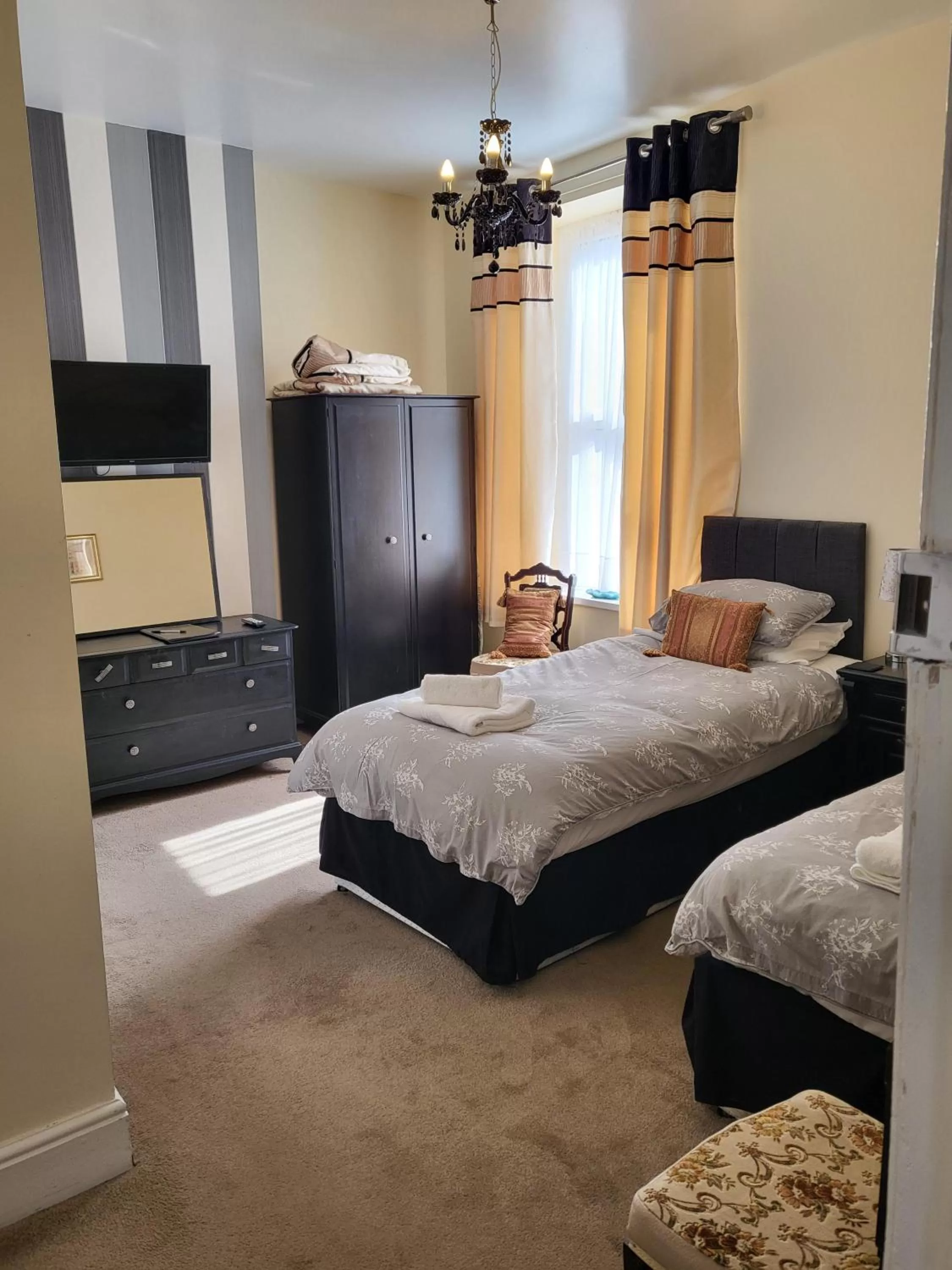 Deluxe Twin Room in The Senarth Guesthouse - Seaside Guesthouse with Breakfast & Free Parking