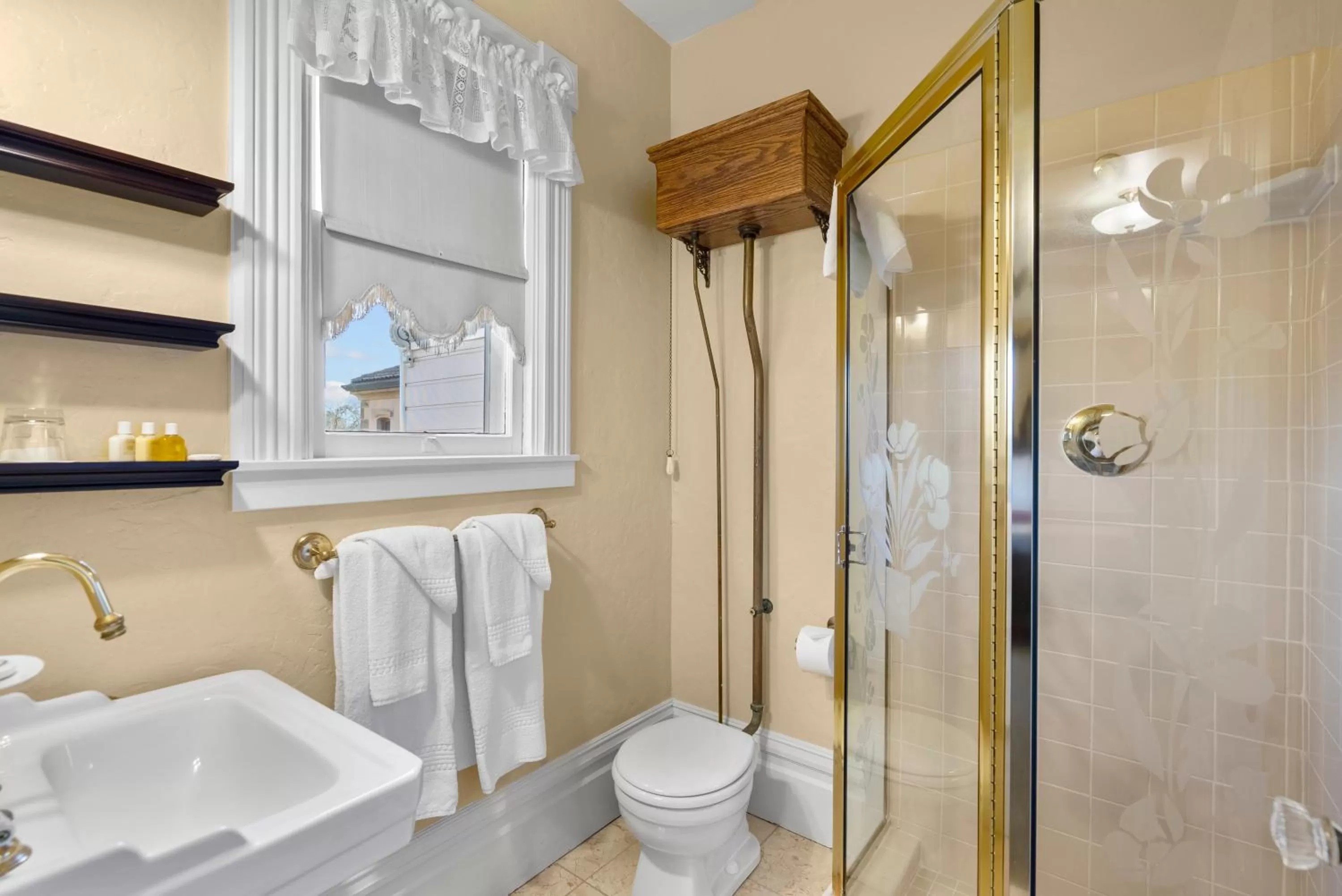 Bathroom in Hennessey House Bed and Breakfast