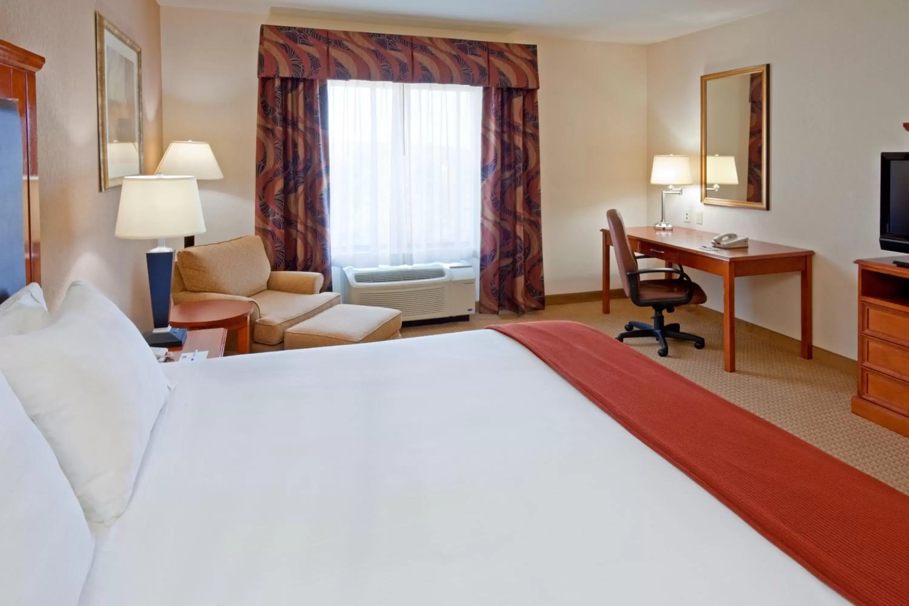 King Room - Hearing Accessible - Non-Smoking in Holiday Inn Express & Suites Albany Airport Area - Latham by IHG King Room - Hearing Accessible - Non-Smoking in Holiday Inn Express & Suites Albany Airport Area - Latham by IHG