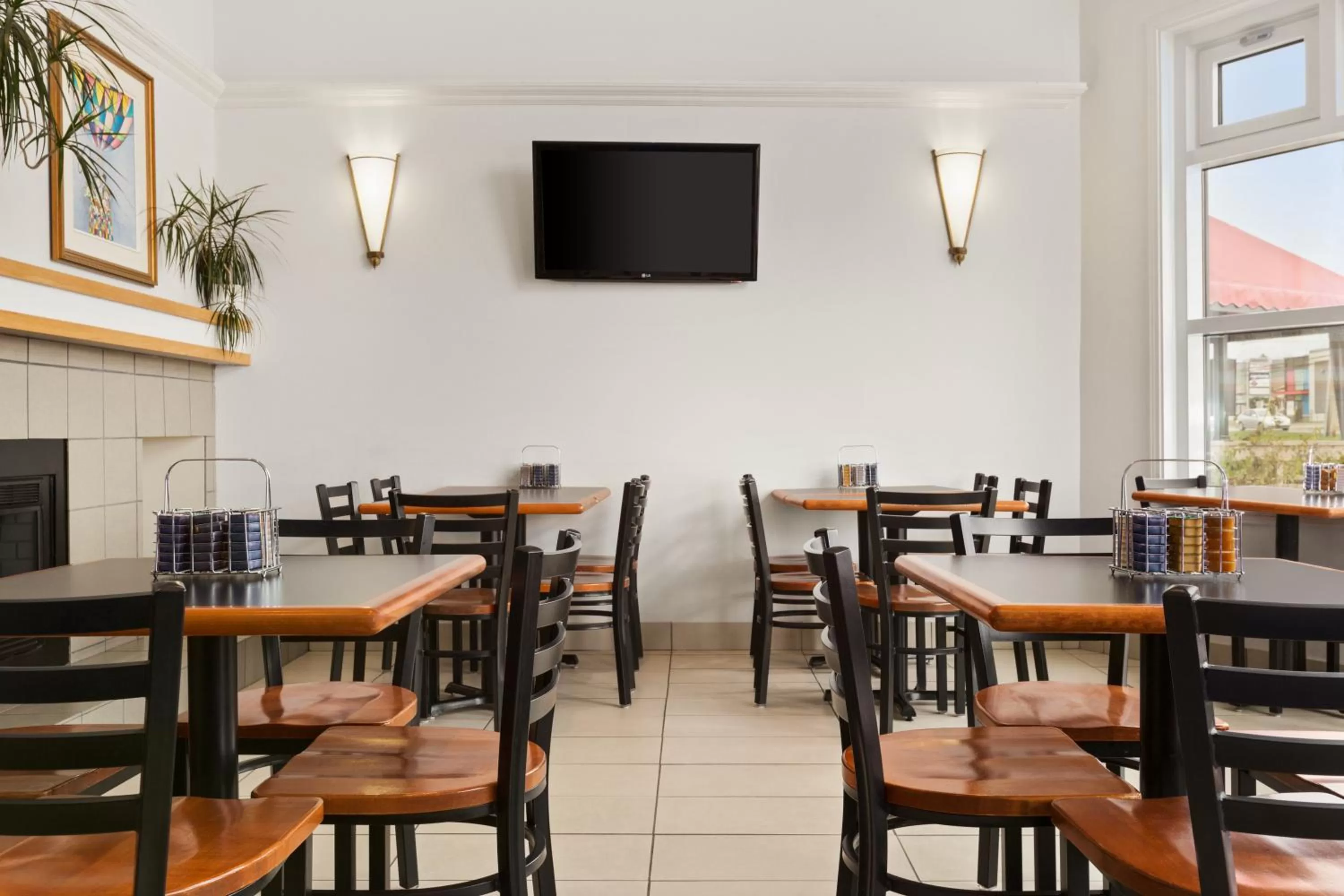 Restaurant/places to eat in Days Inn by Wyndham Trois-Rivieres