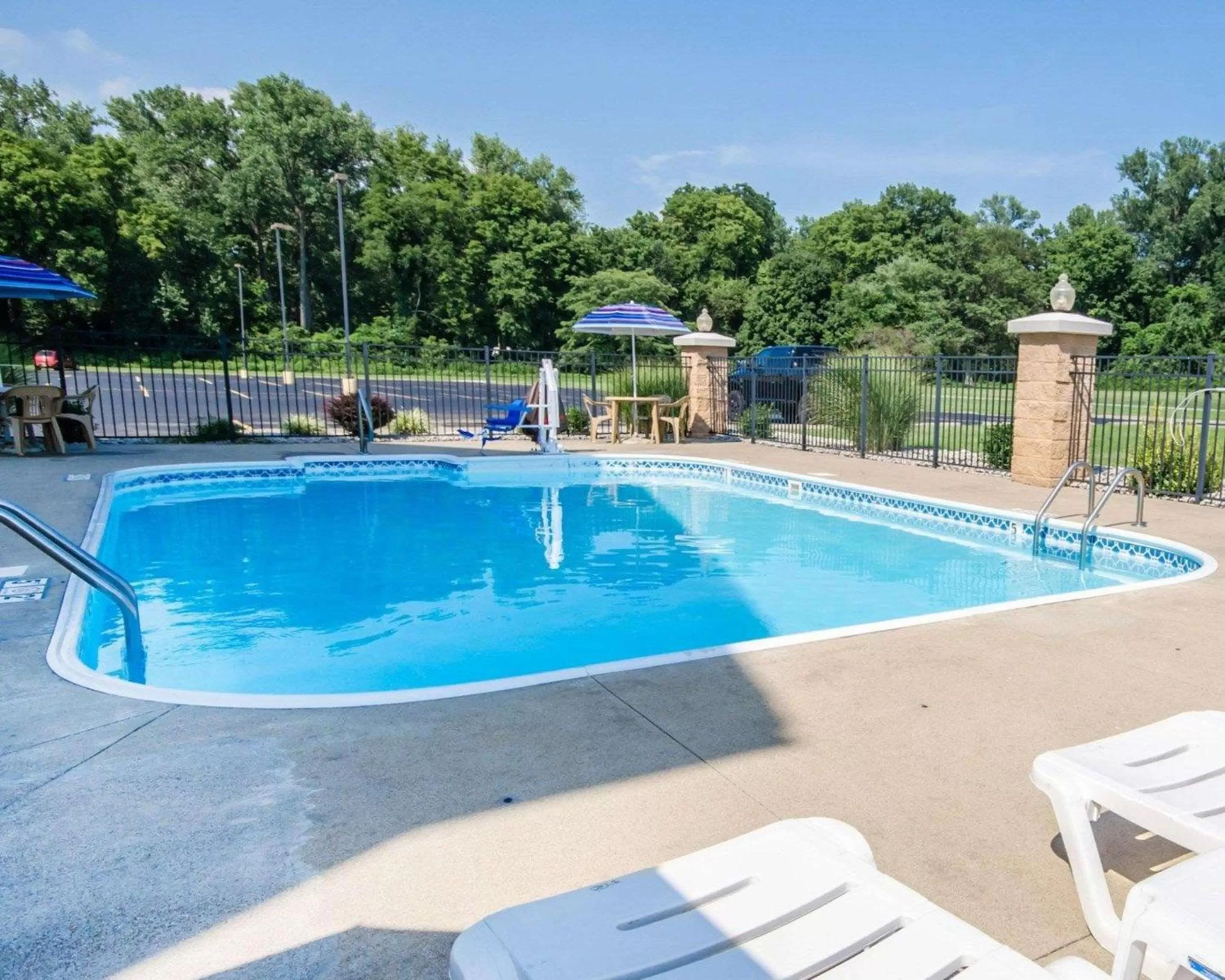 Swimming pool in Comfort Inn Henderson - Evansville South