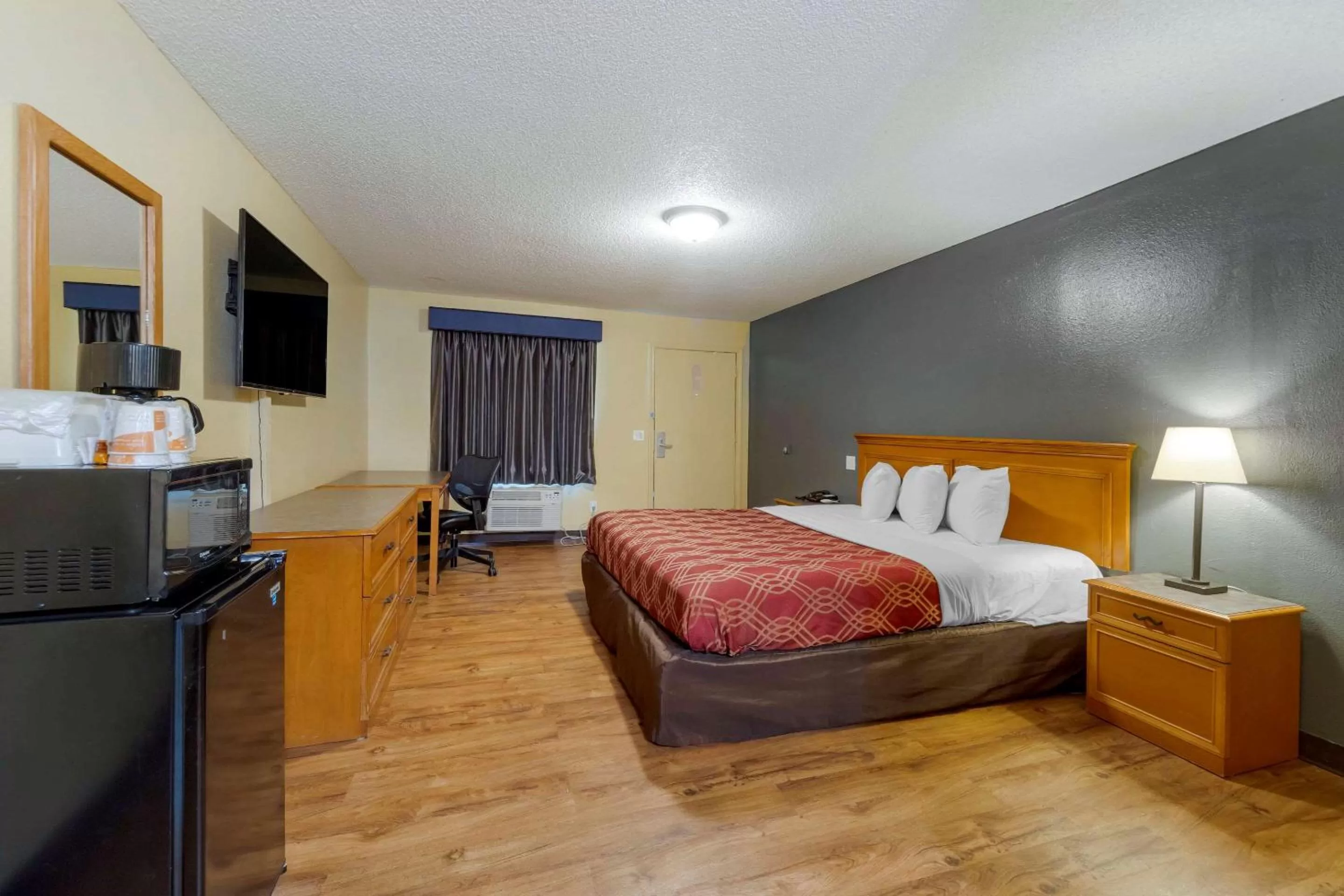 Photo of the whole room, Bed in Econo Lodge Pryor
